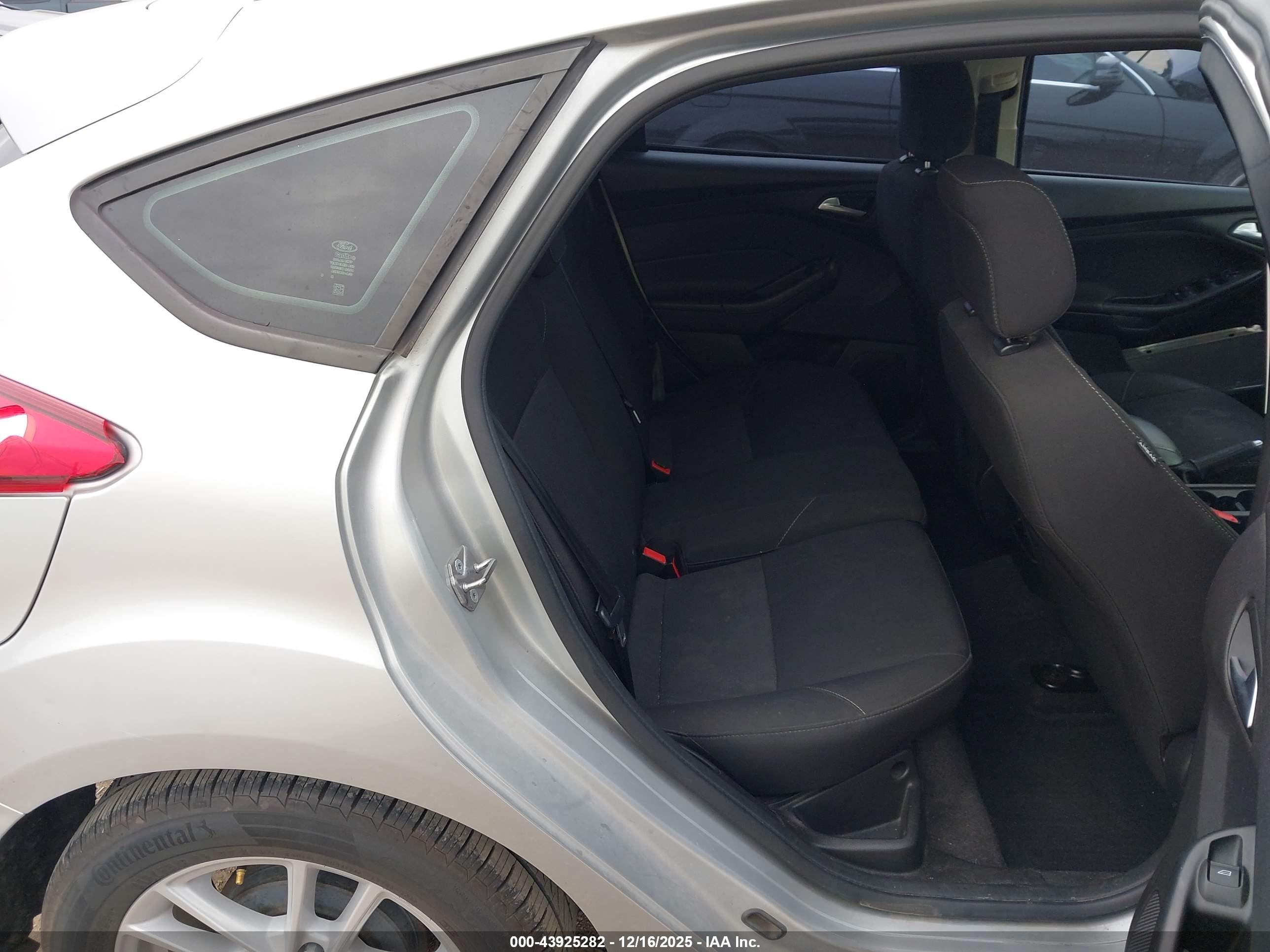 FORD FOCUS image 8
