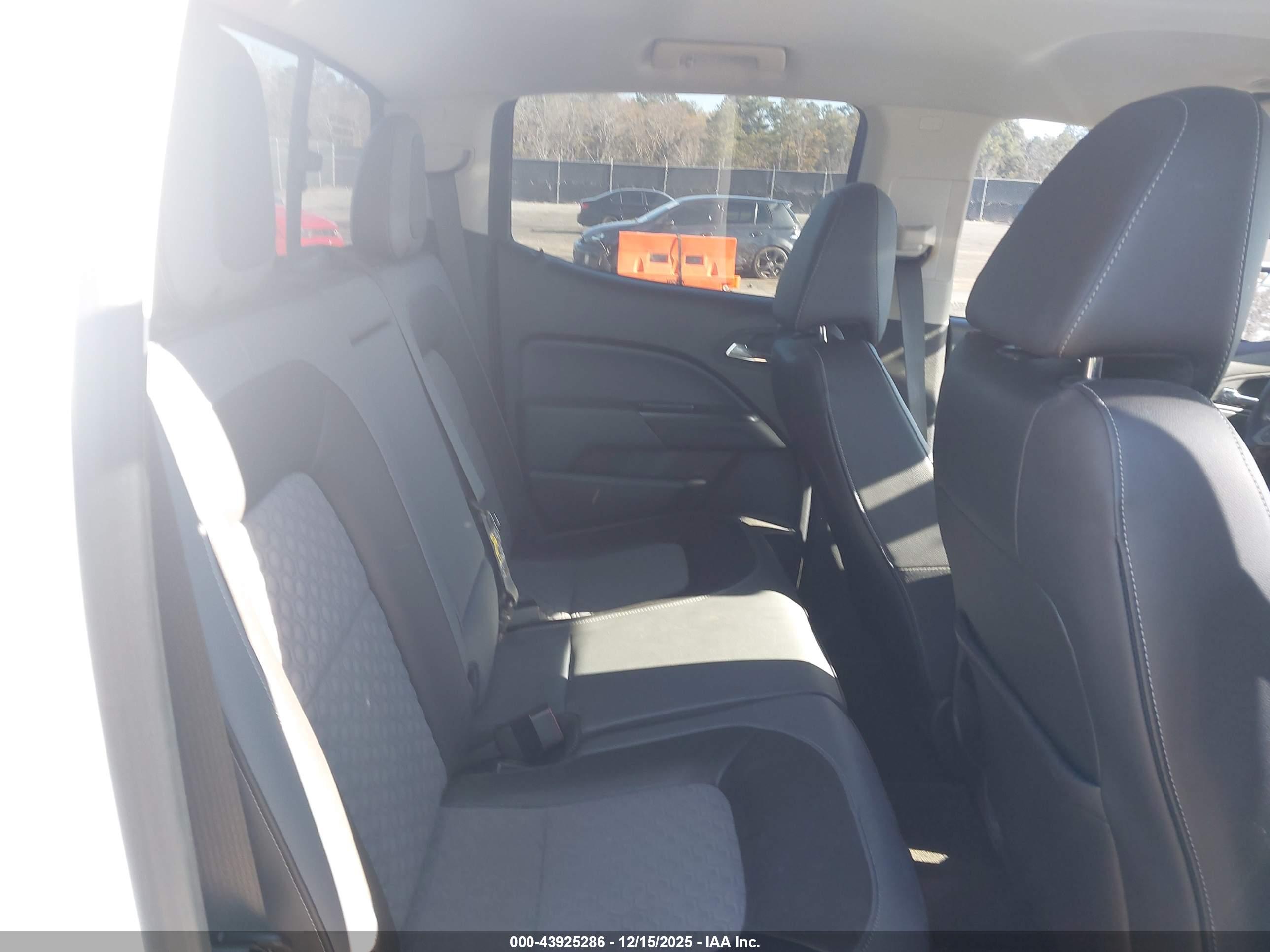 CHEVROLET COLORADO image 8