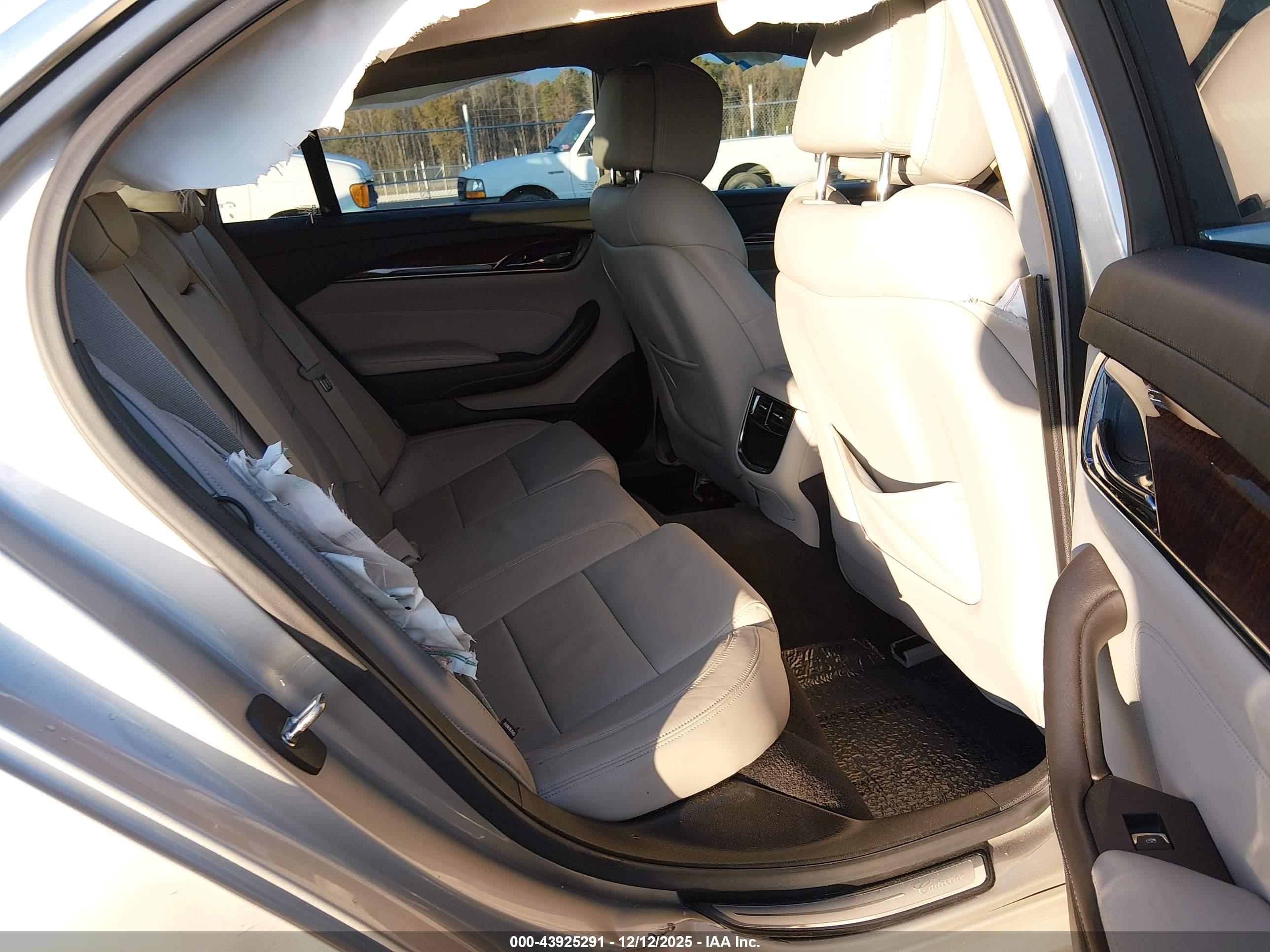 CADILLAC CTS image 8