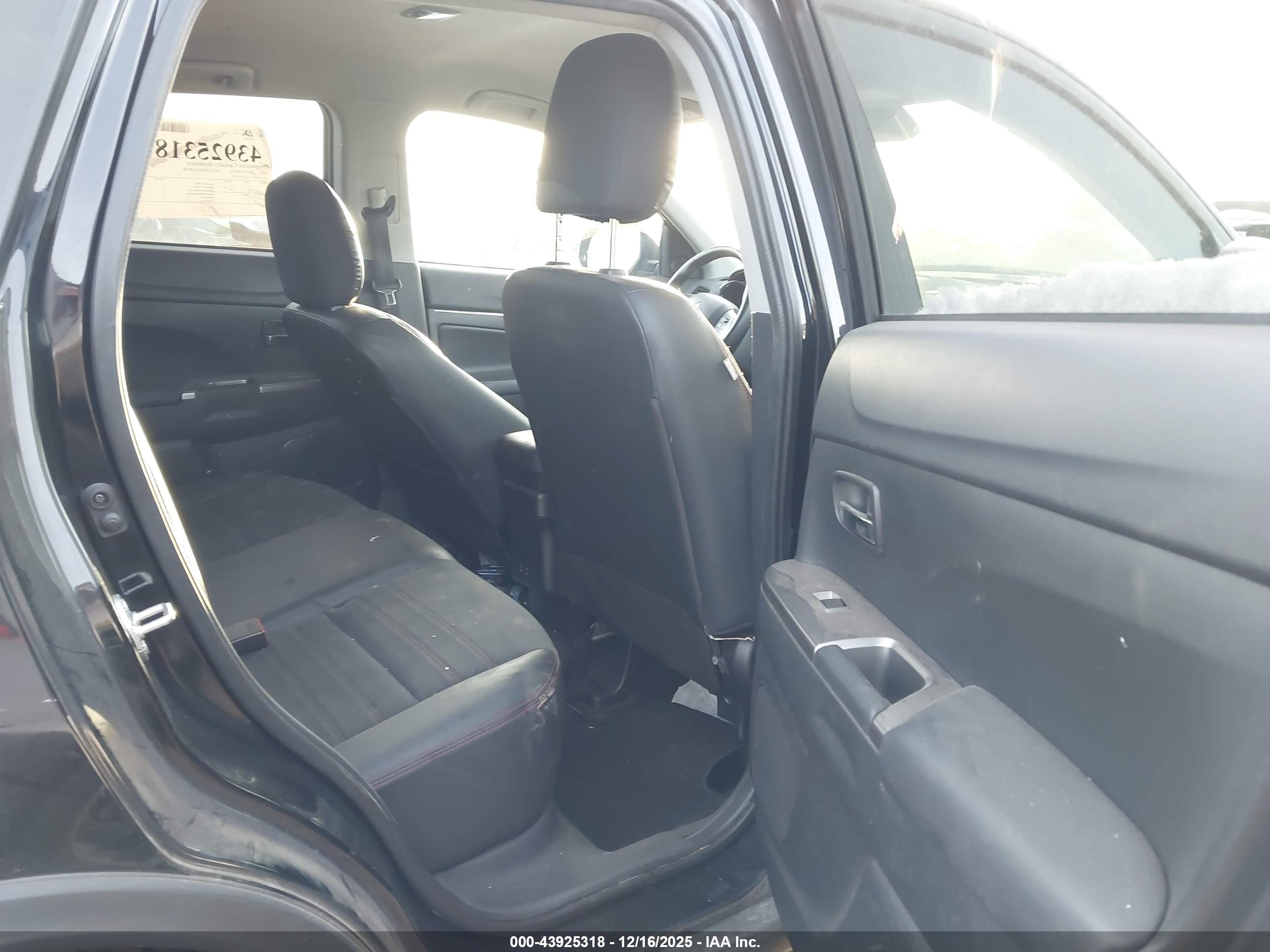 MITSUBISHI OUTLANDER image 8