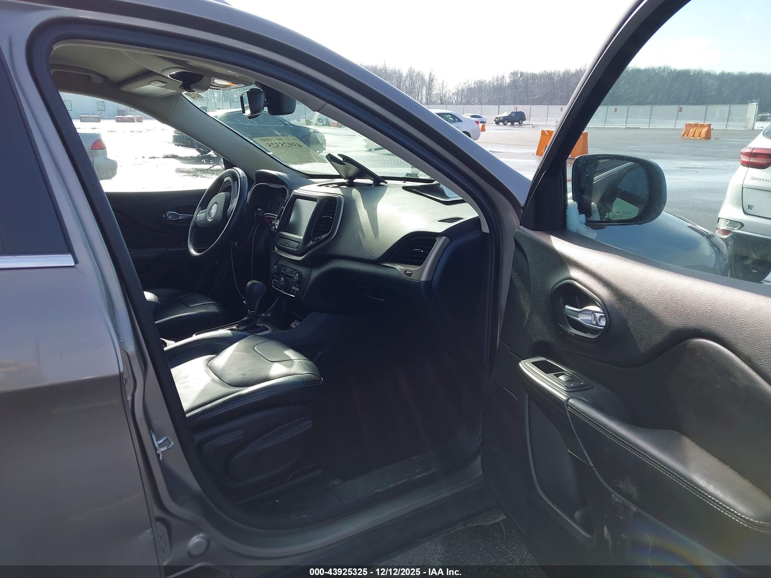JEEP CHEROKEE image 5