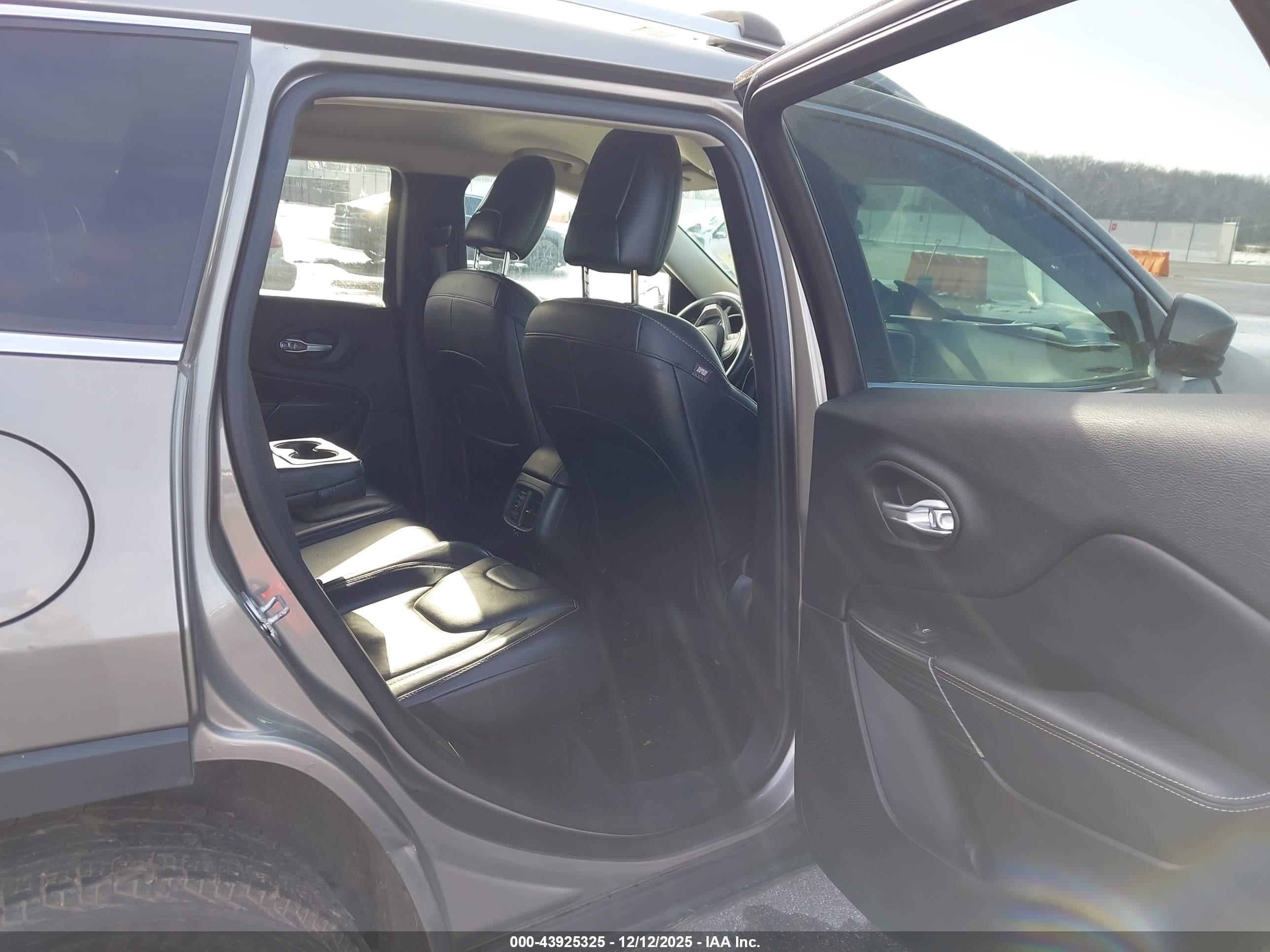 JEEP CHEROKEE image 8