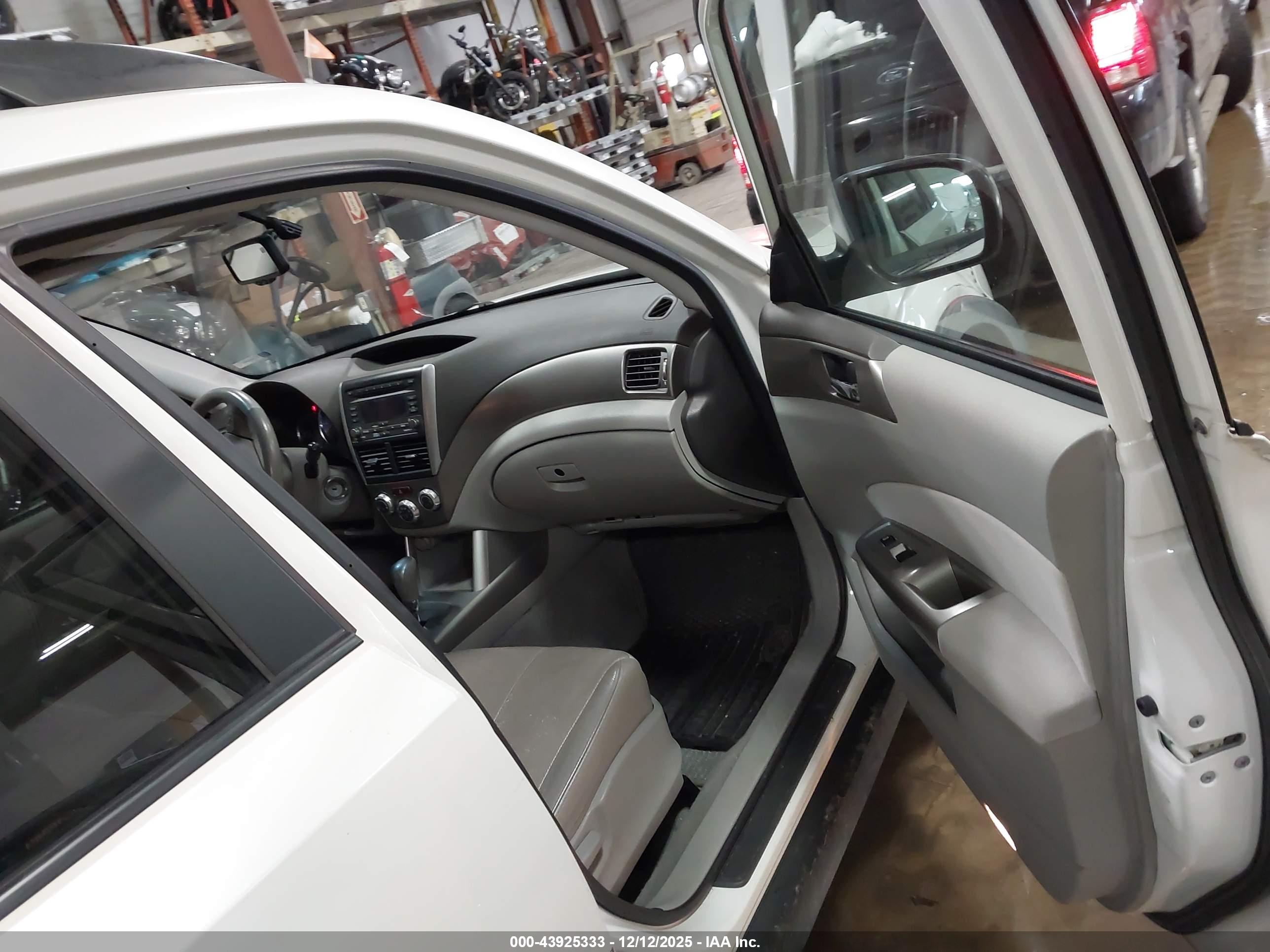 SUBARU FORESTER image 5