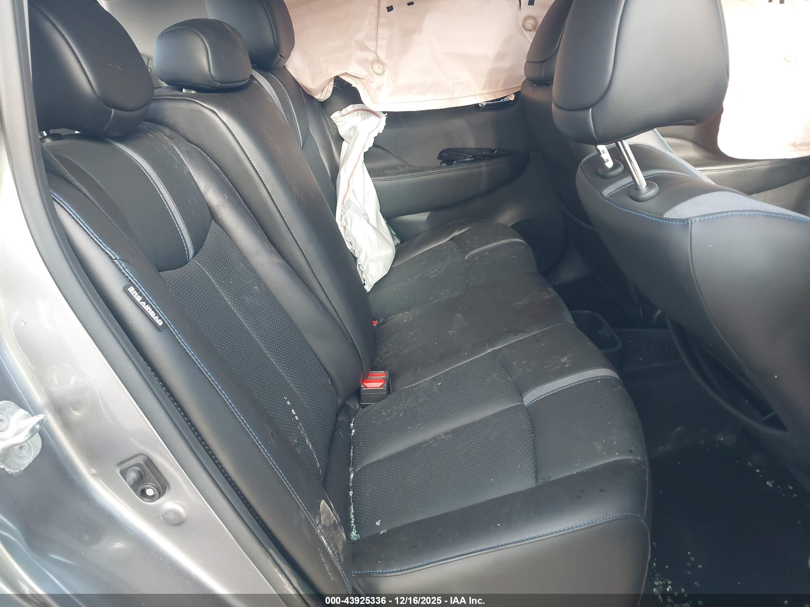NISSAN LEAF image 8