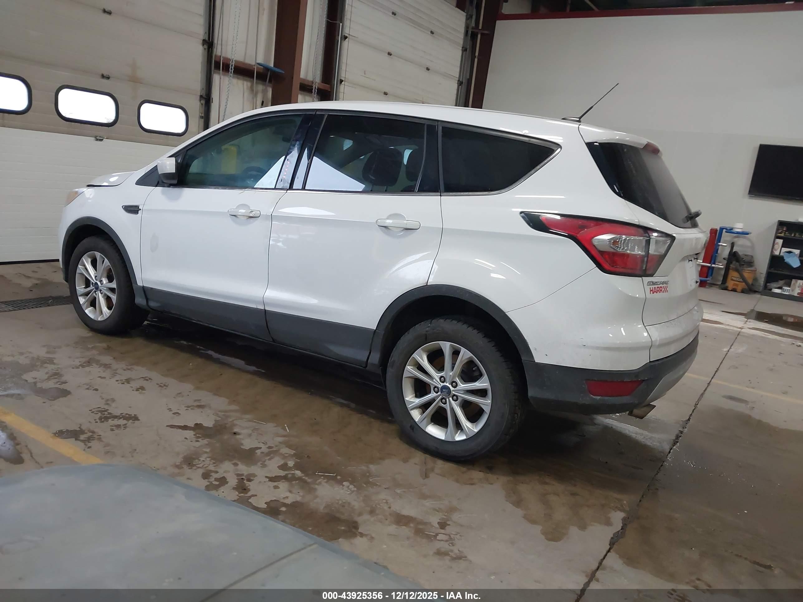 FORD ESCAPE image 3