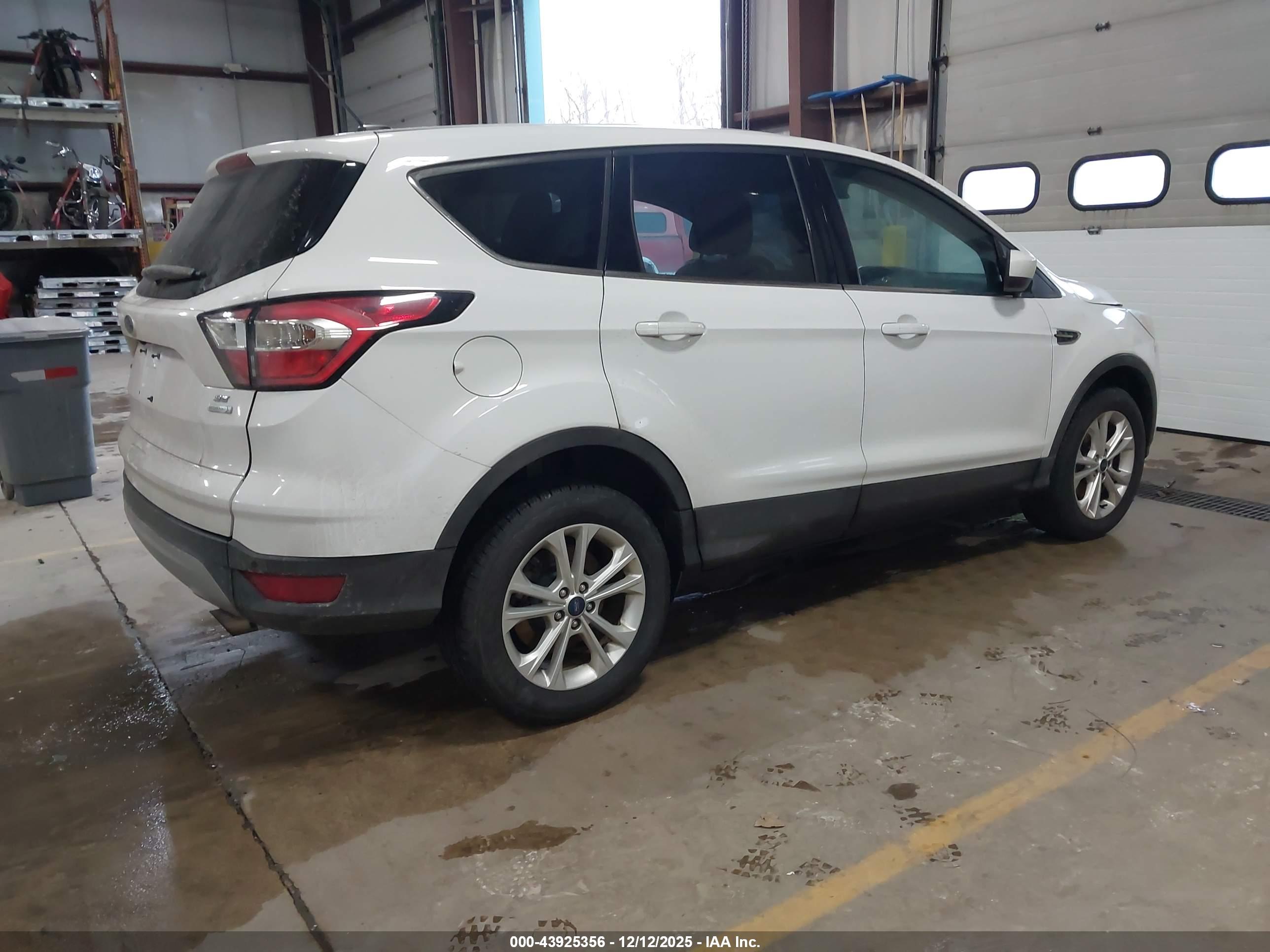 FORD ESCAPE image 4