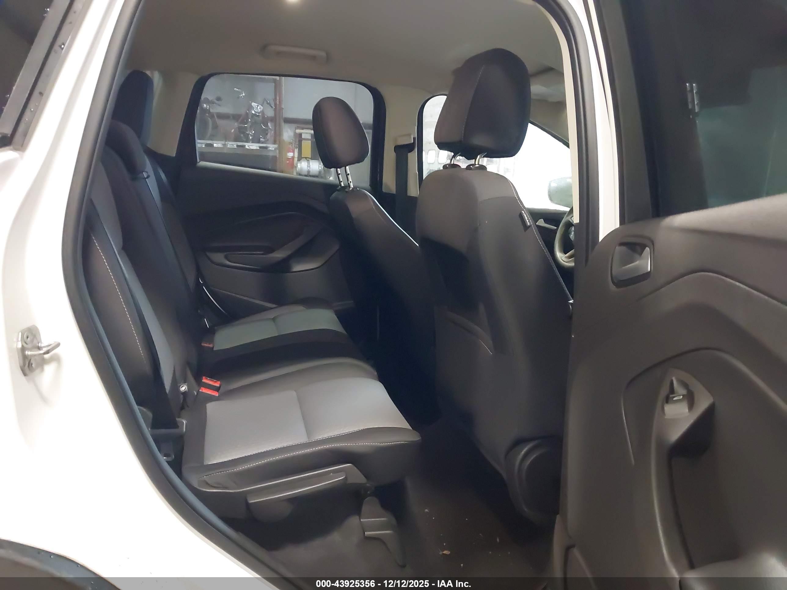 FORD ESCAPE image 8