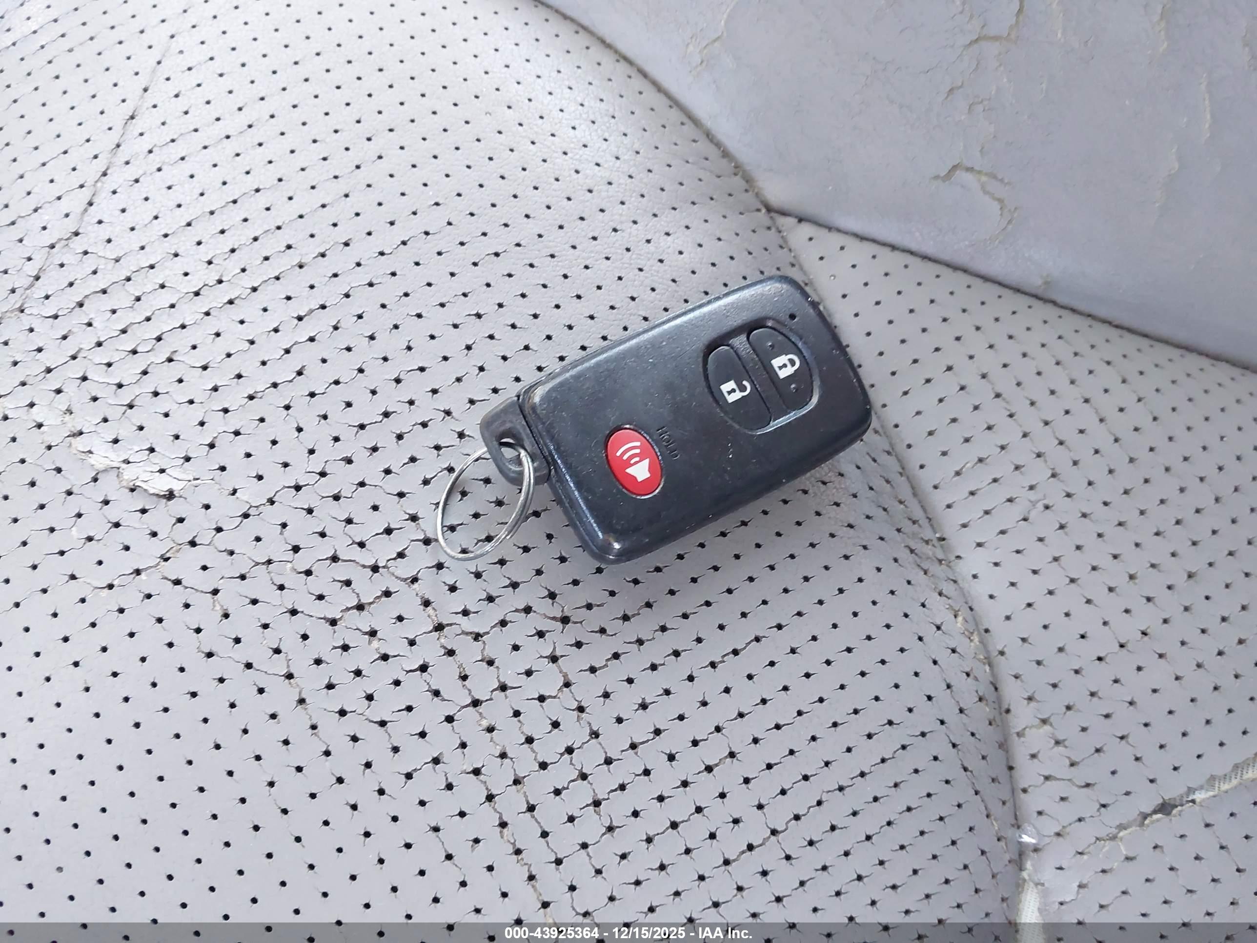 TOYOTA RAV4 image 11