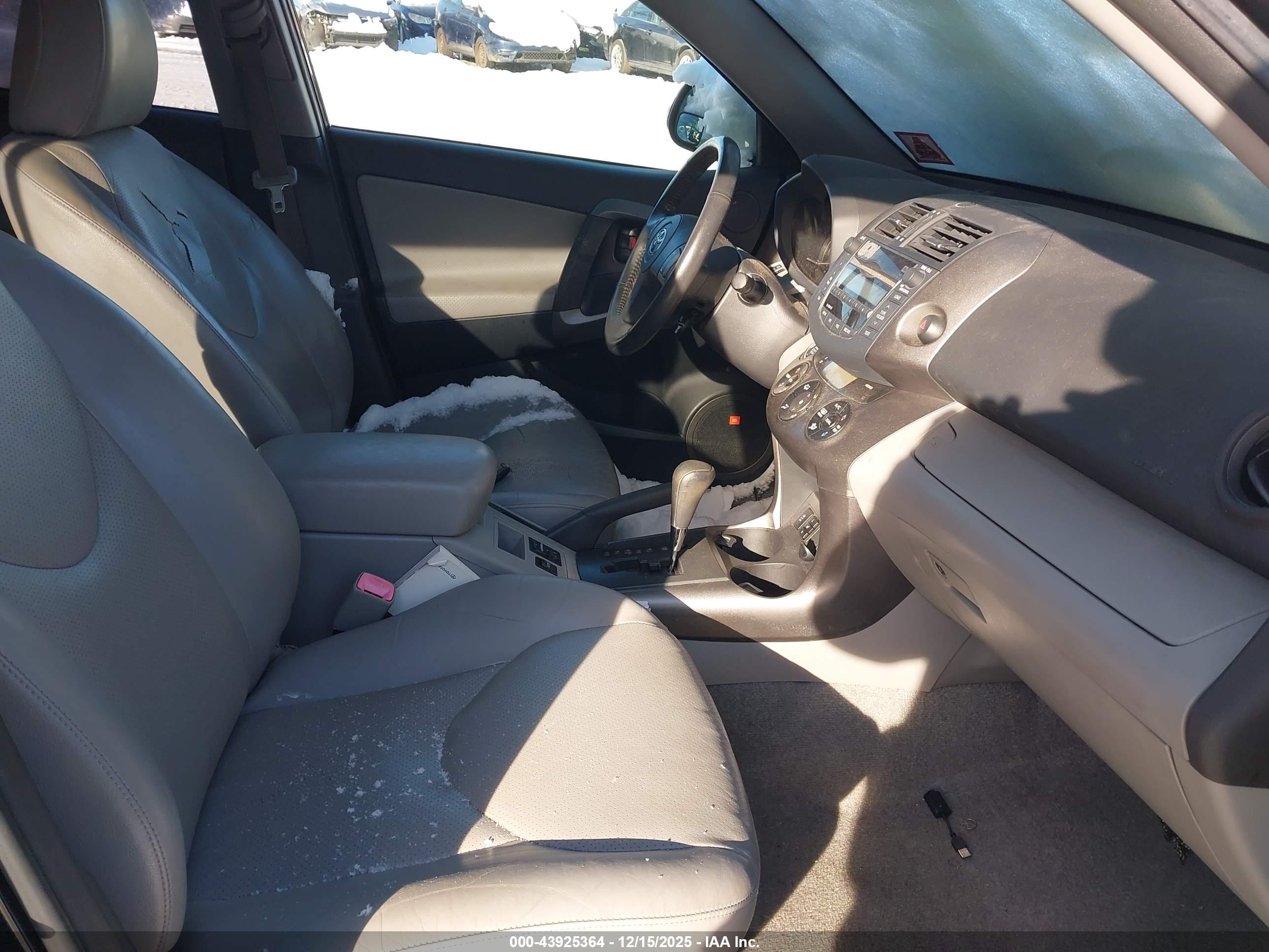 TOYOTA RAV4 image 5