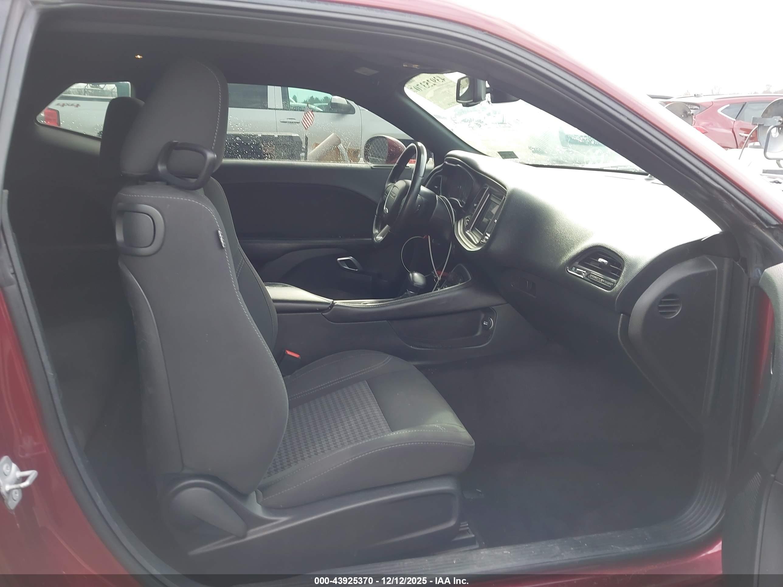 DODGE CHALLENGER image 5