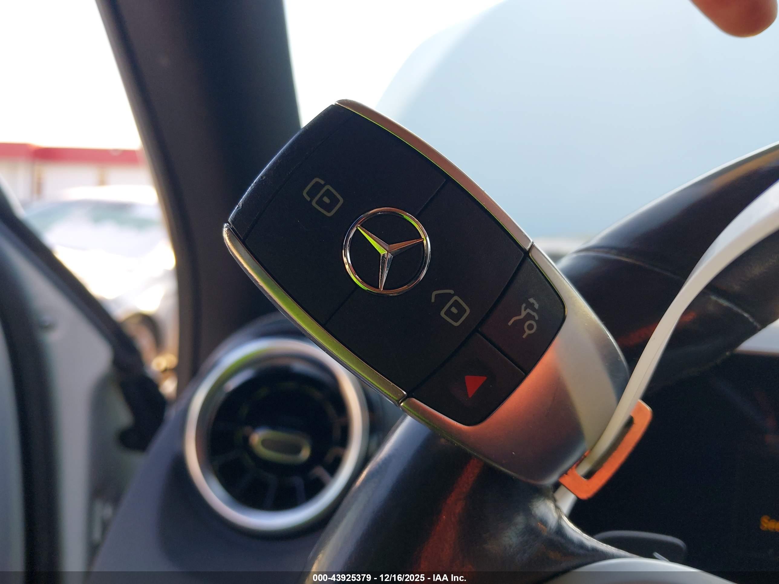 MERCEDES-BENZ GLB image 11