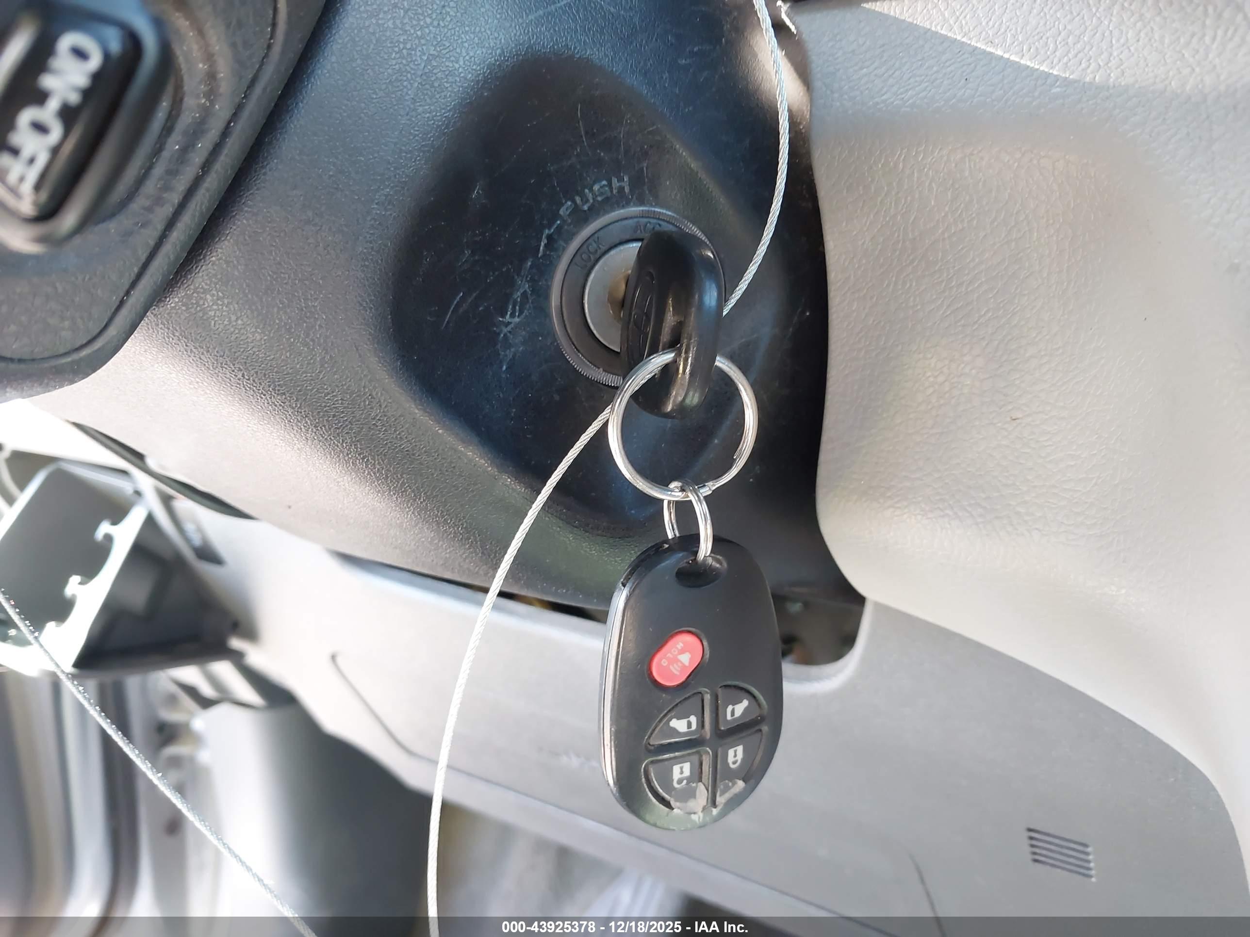 TOYOTA SIENNA image 11