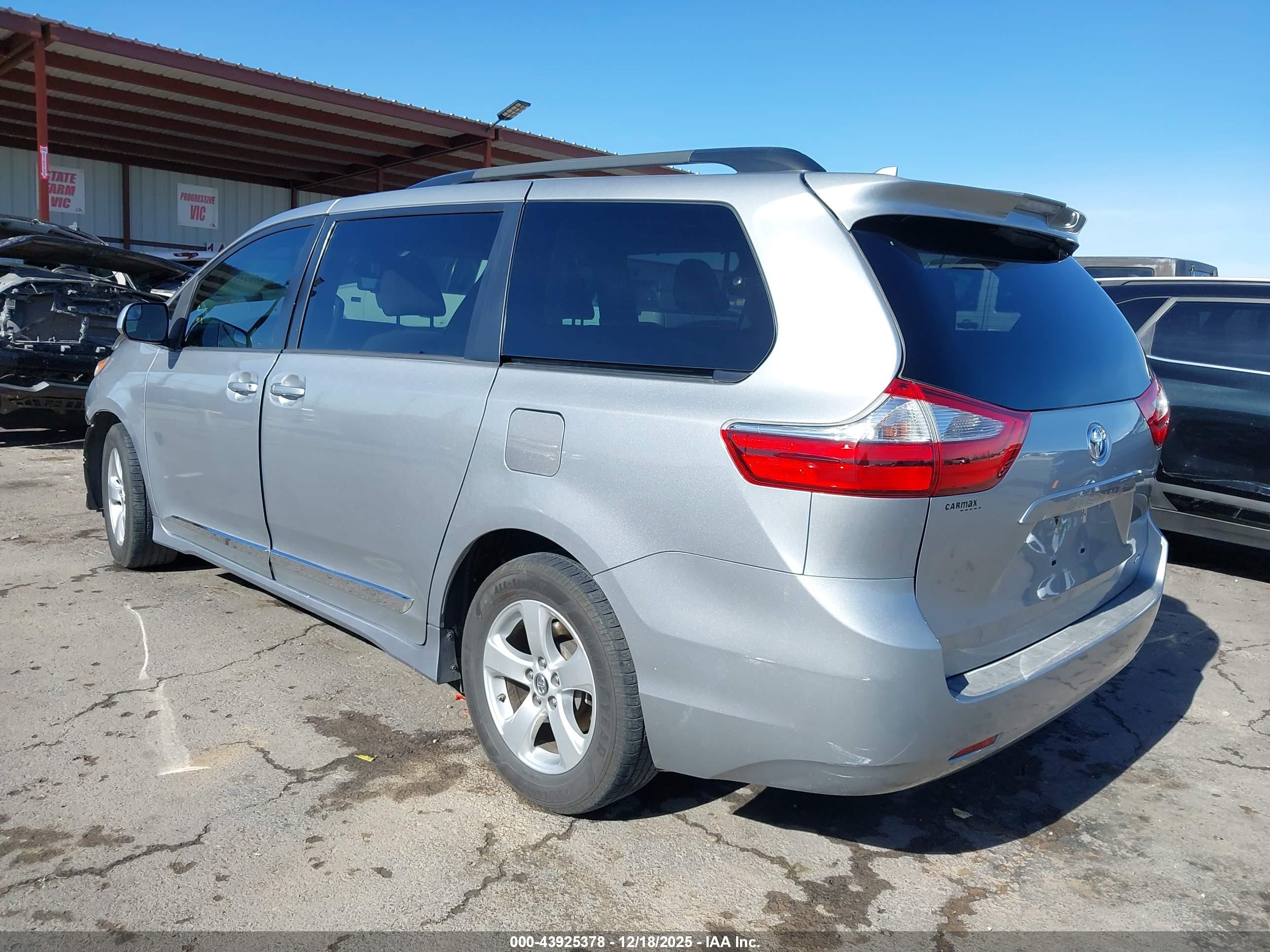 TOYOTA SIENNA image 3