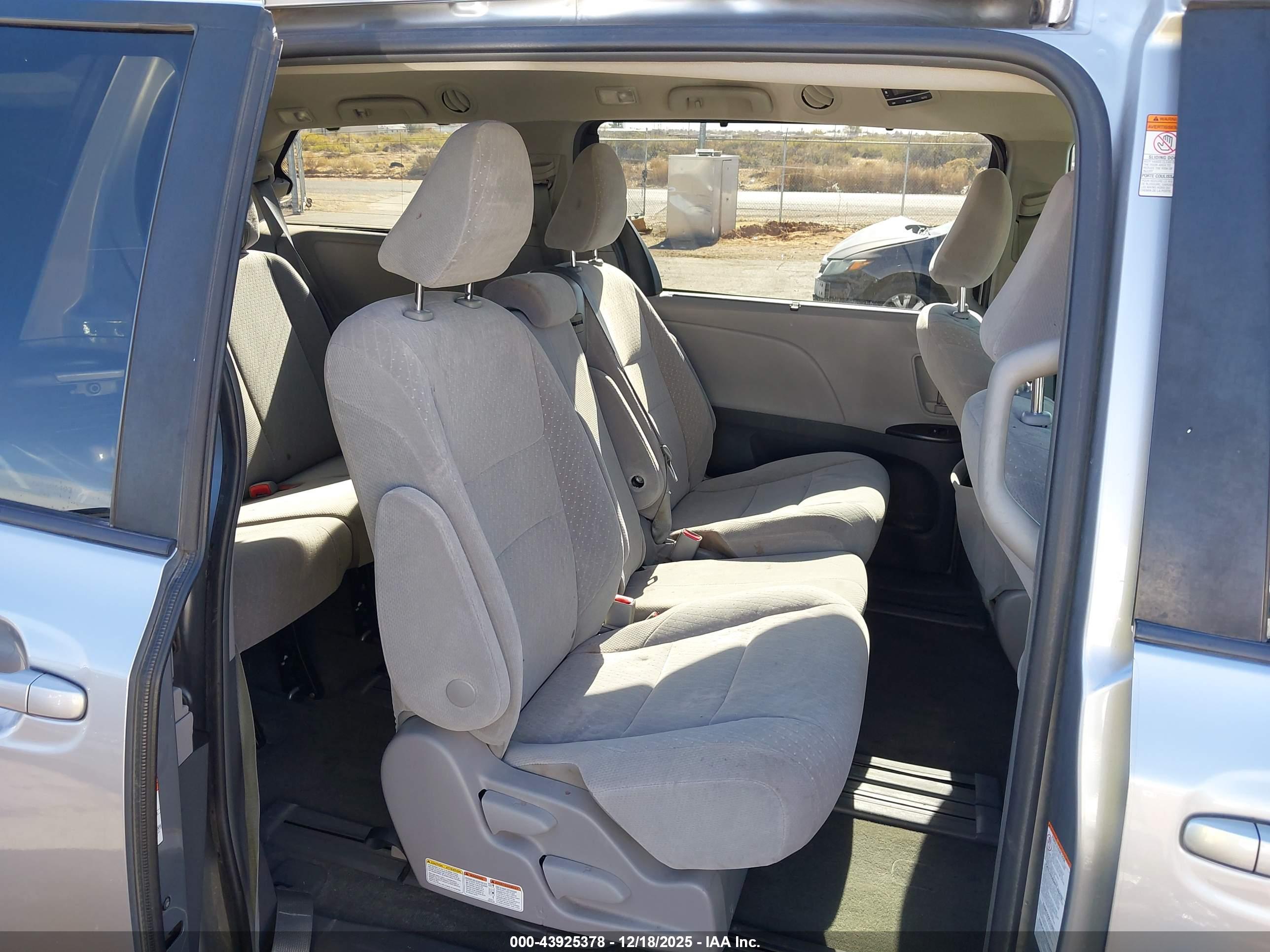 TOYOTA SIENNA image 8