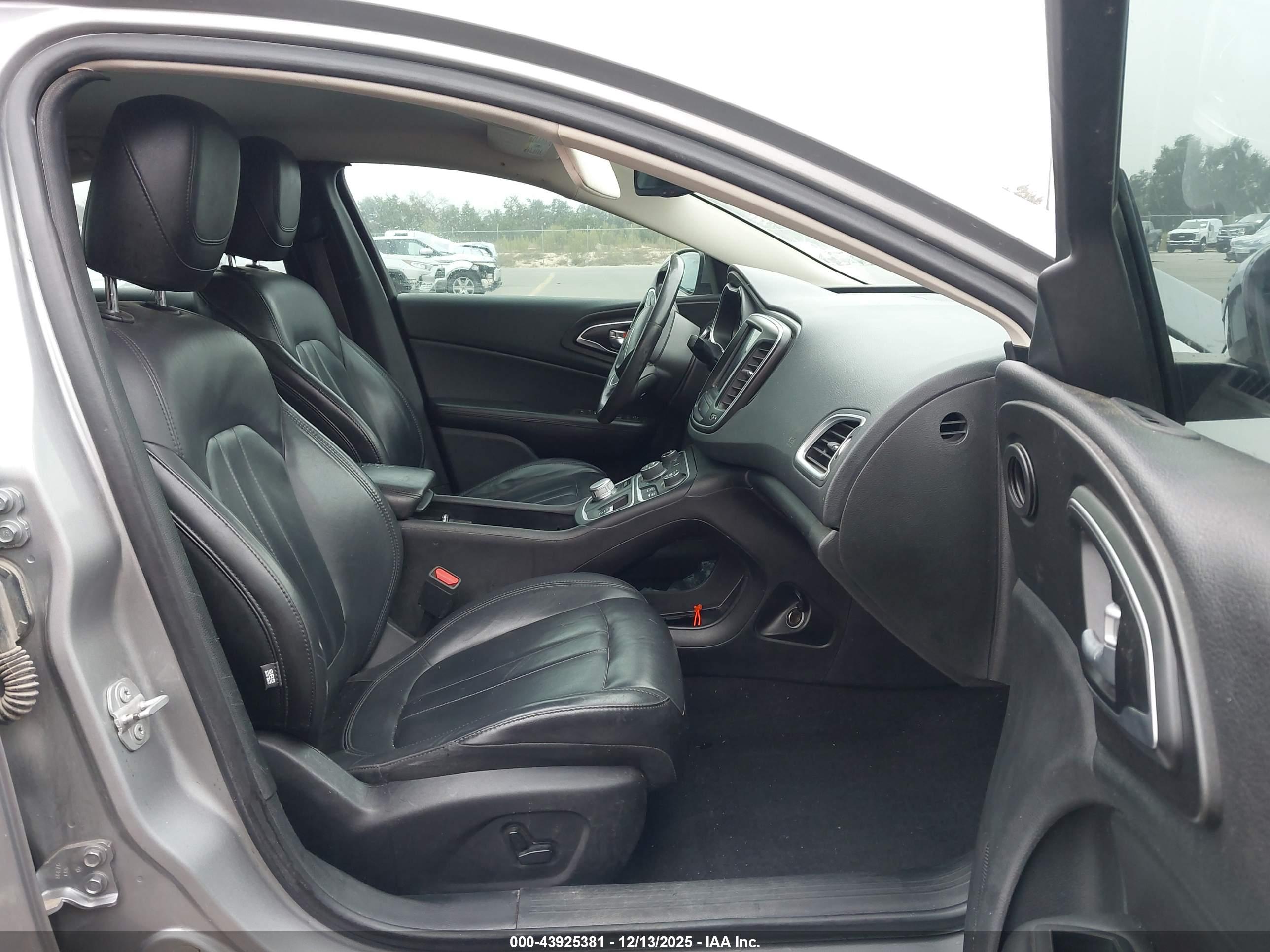 CHRYSLER 200 image 5