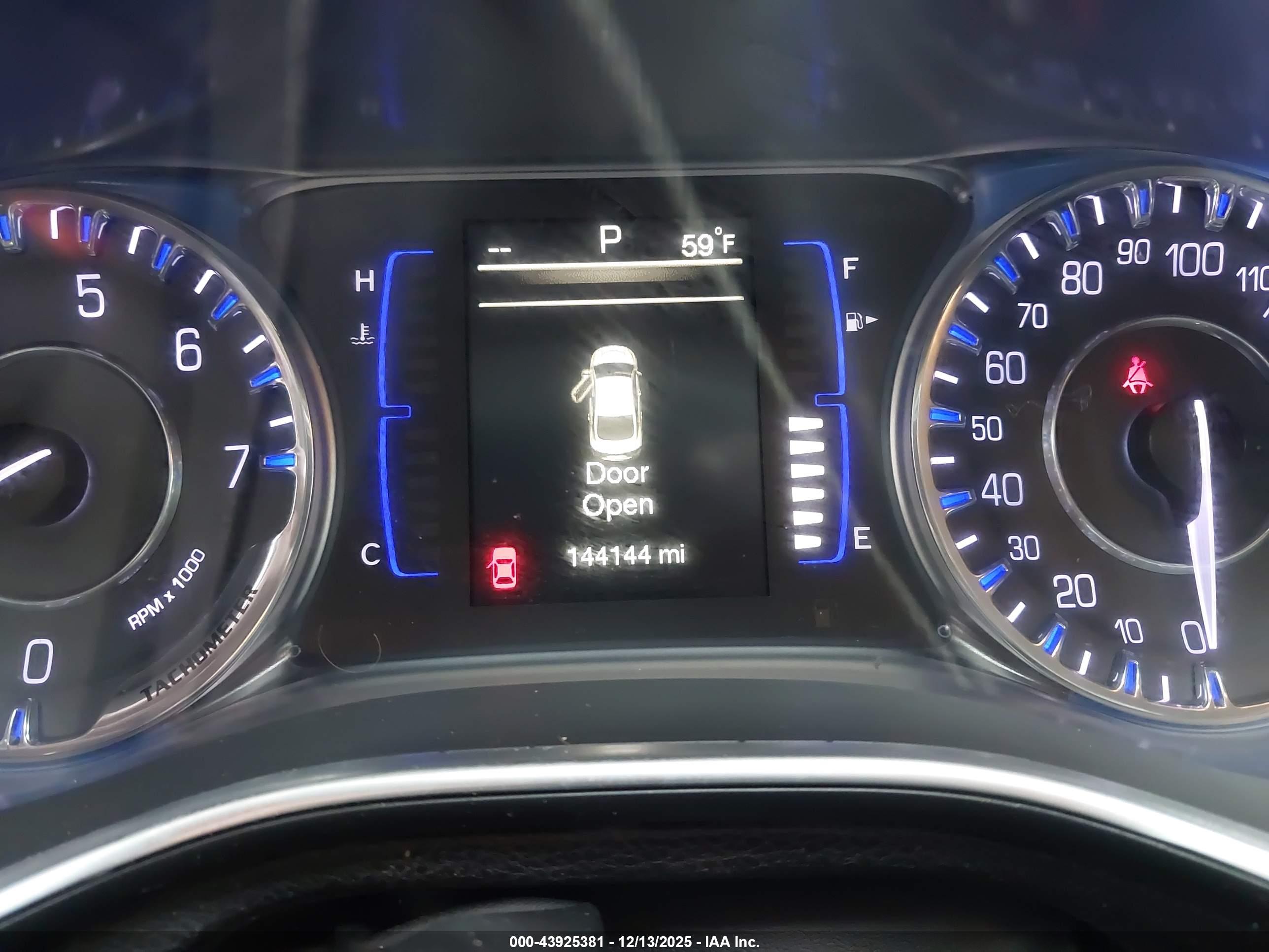 CHRYSLER 200 image 7