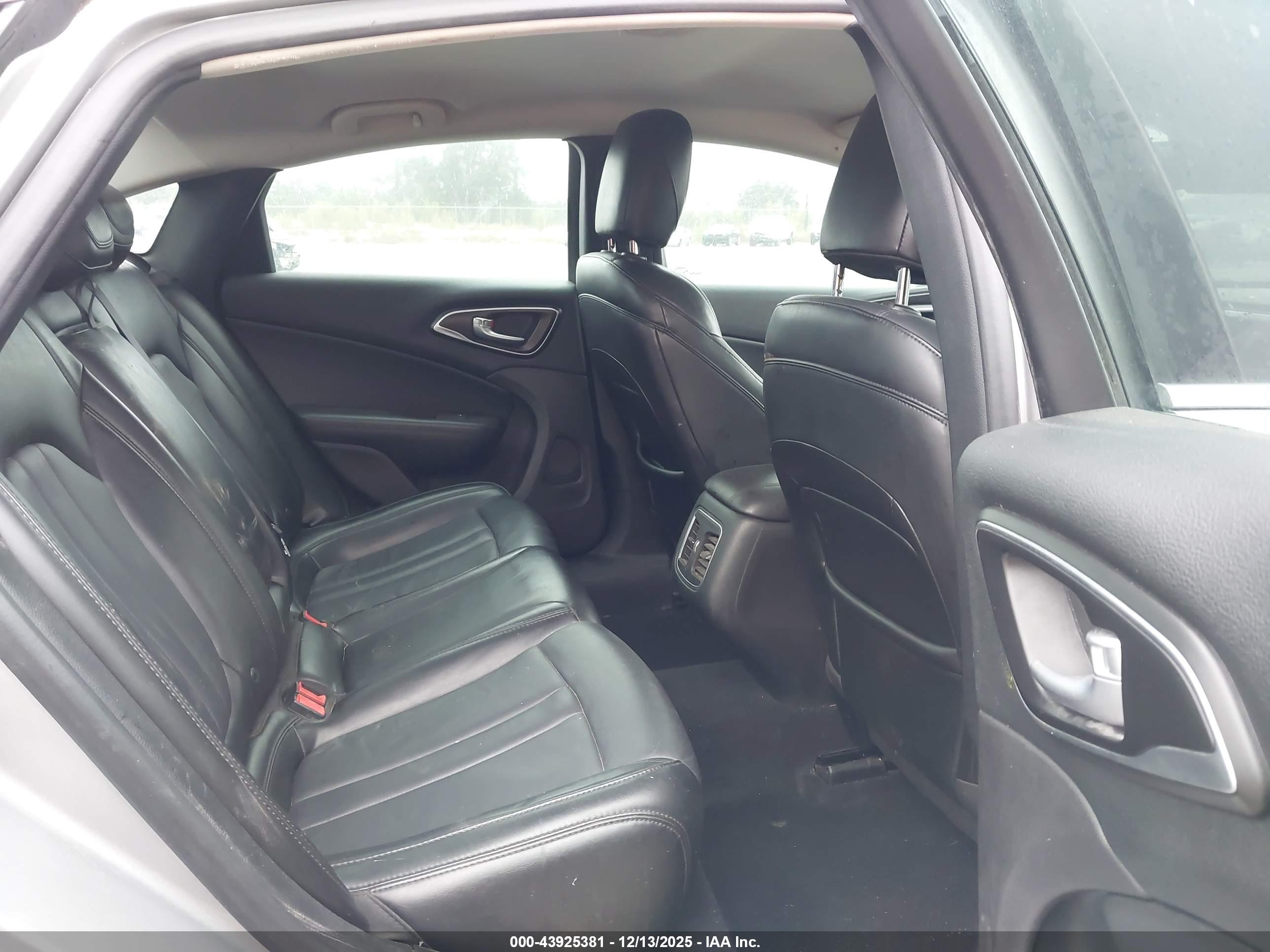 CHRYSLER 200 image 8
