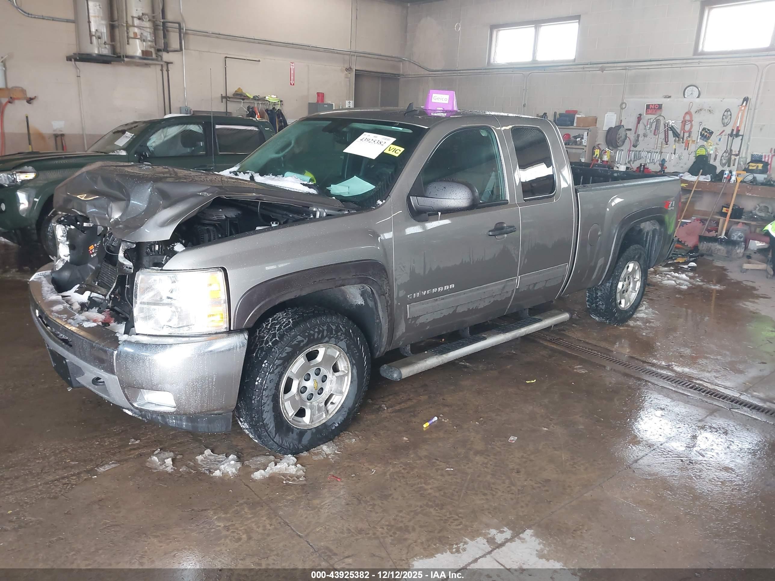 CHEVROLET SILVERADO image 2