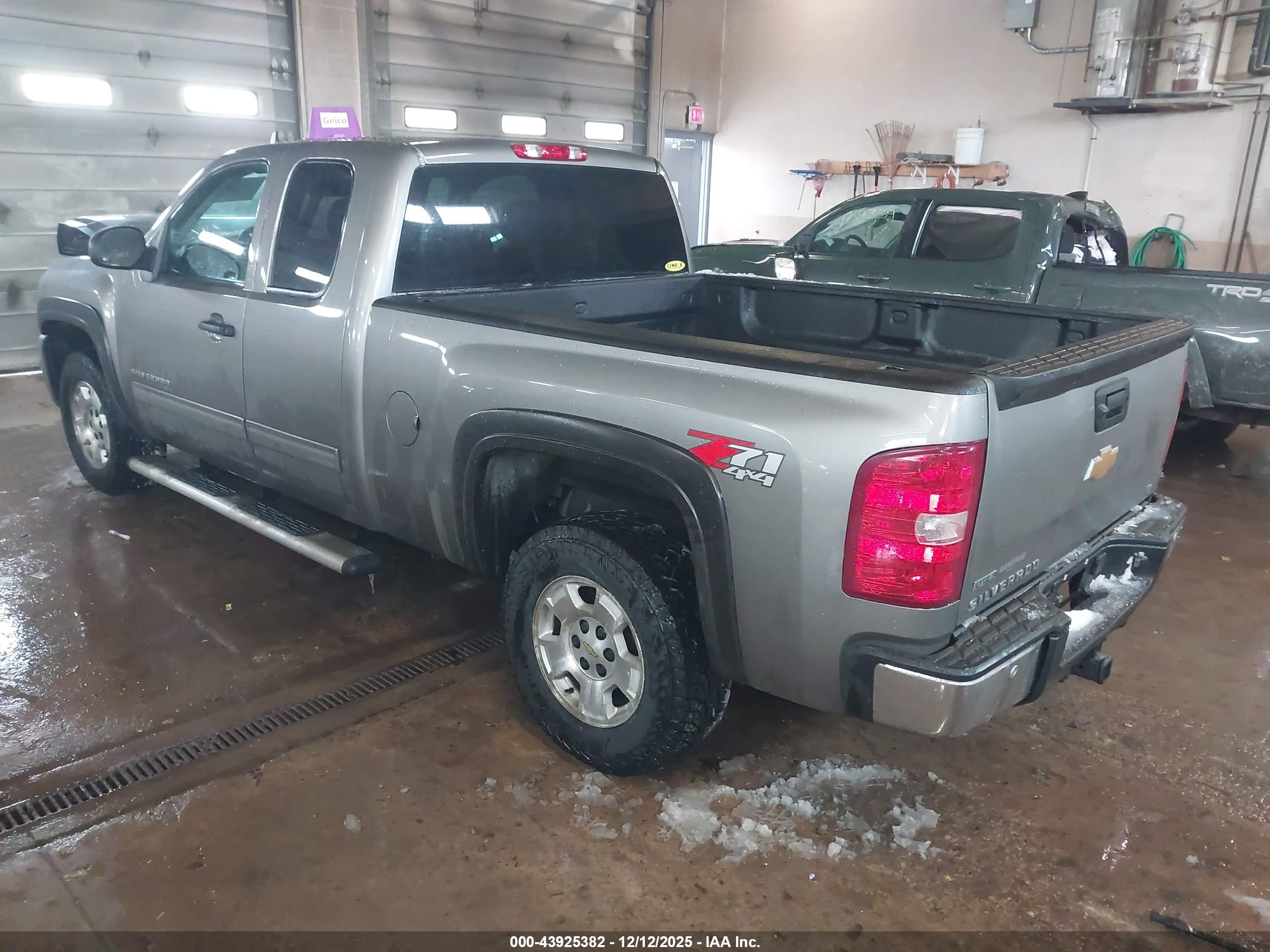 CHEVROLET SILVERADO image 3