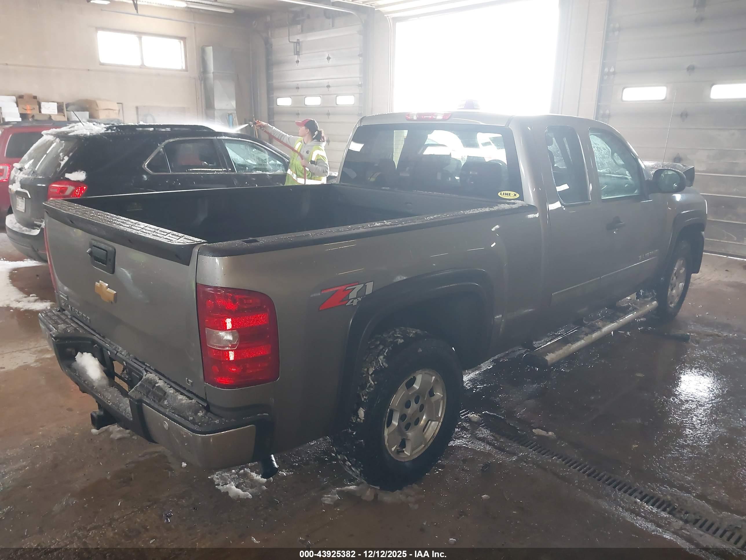 CHEVROLET SILVERADO image 4
