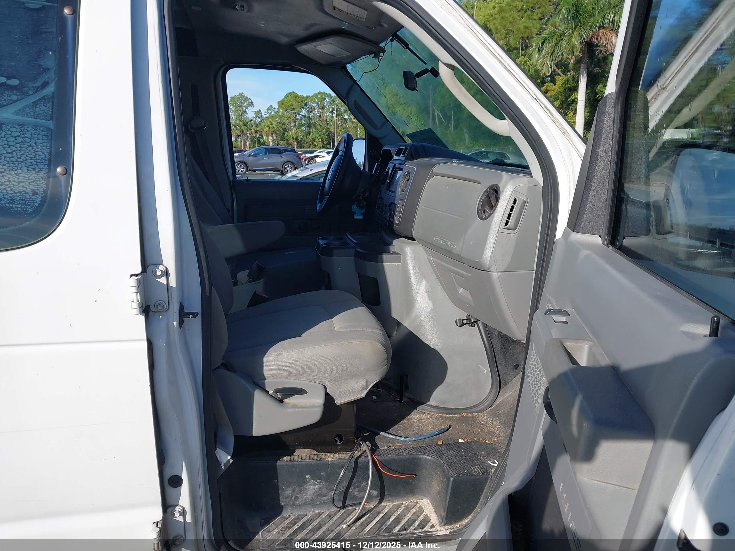 FORD E-250 image 5