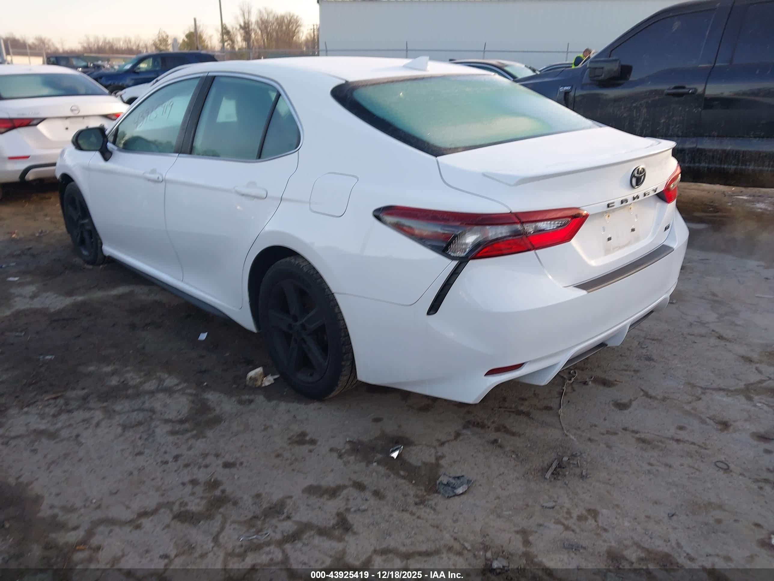 TOYOTA CAMRY image 3