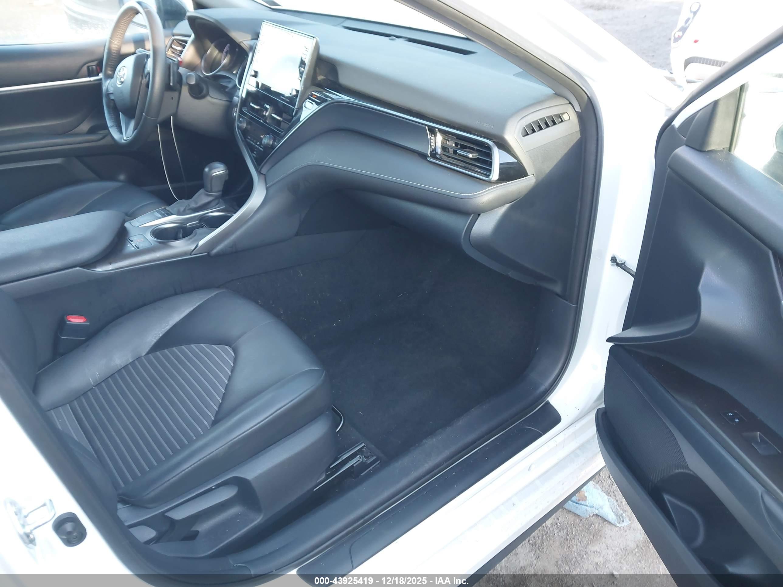 TOYOTA CAMRY image 5