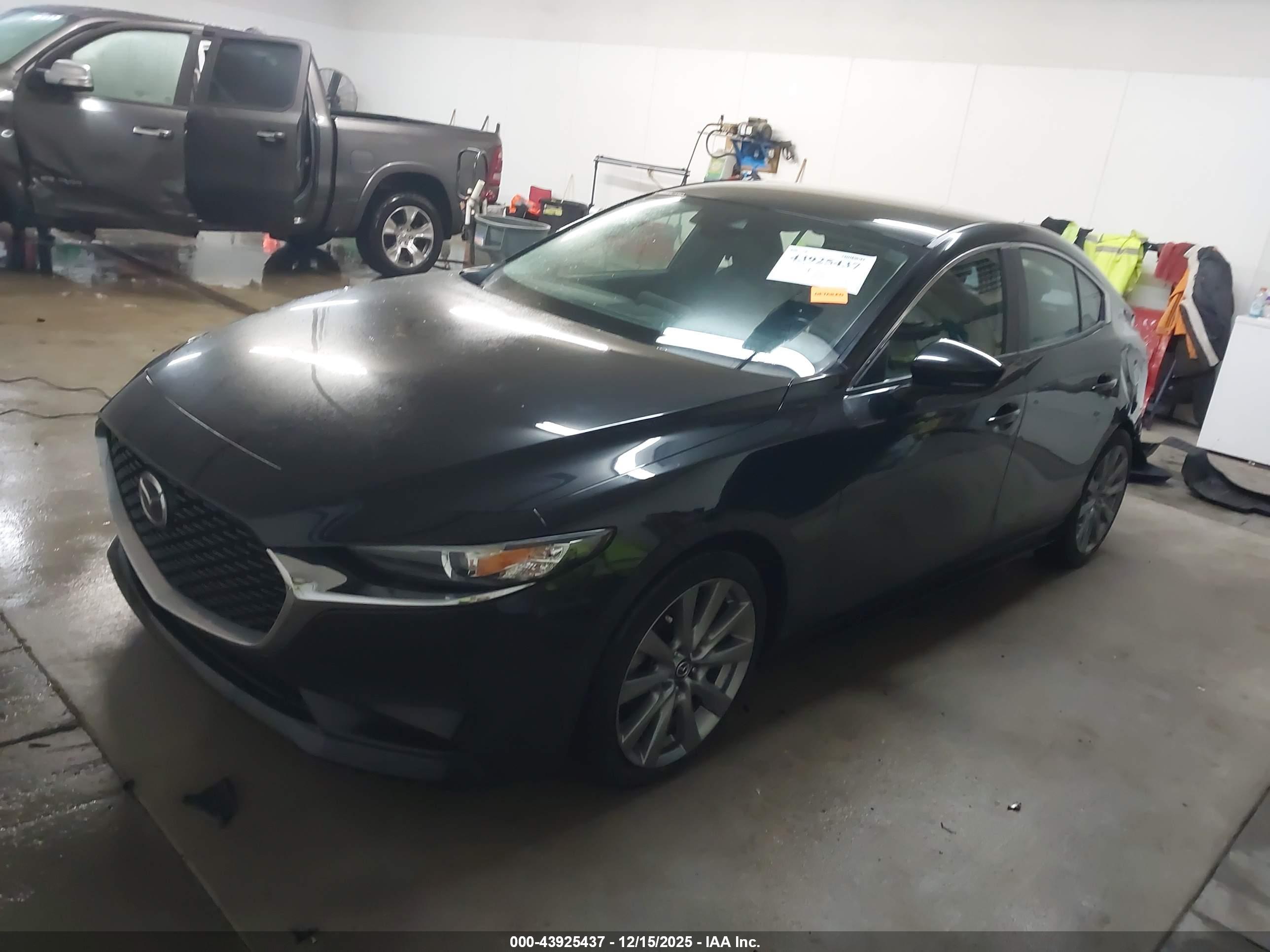 MAZDA MAZDA3 image 2