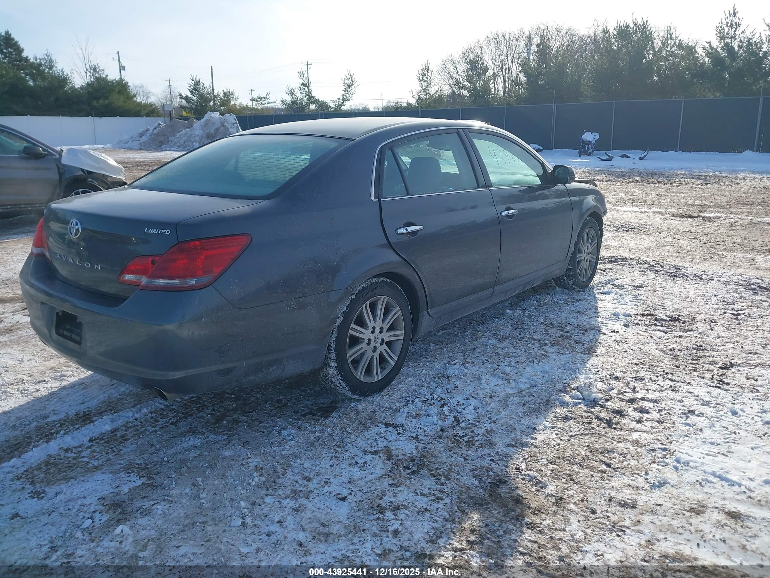 TOYOTA AVALON image 4