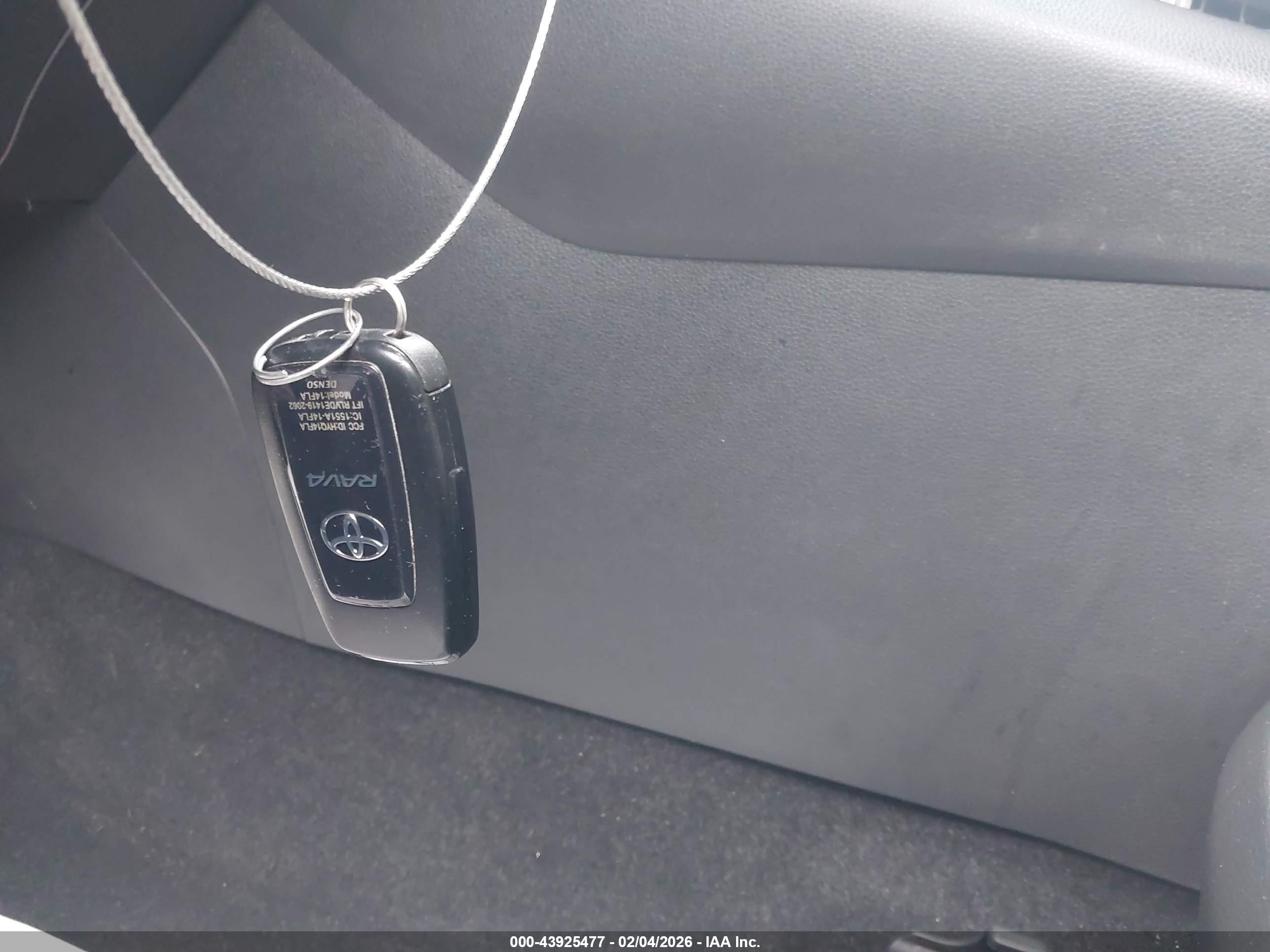 TOYOTA RAV4 image 11