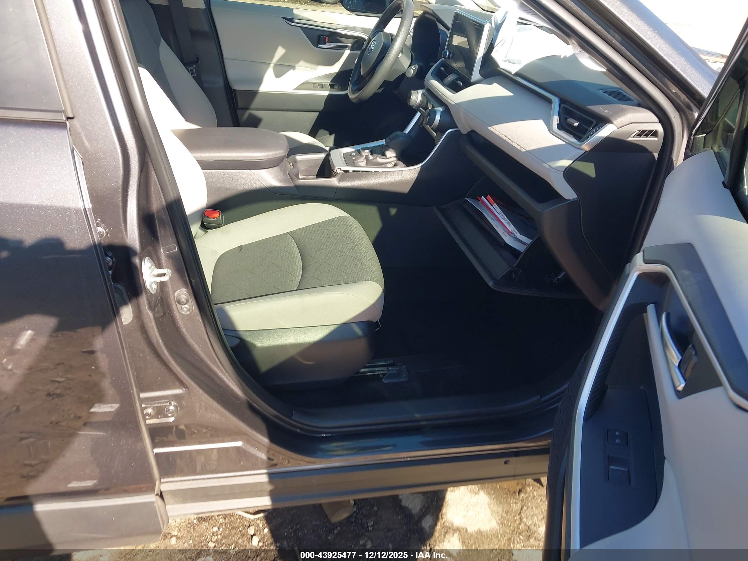 TOYOTA RAV4 image 5