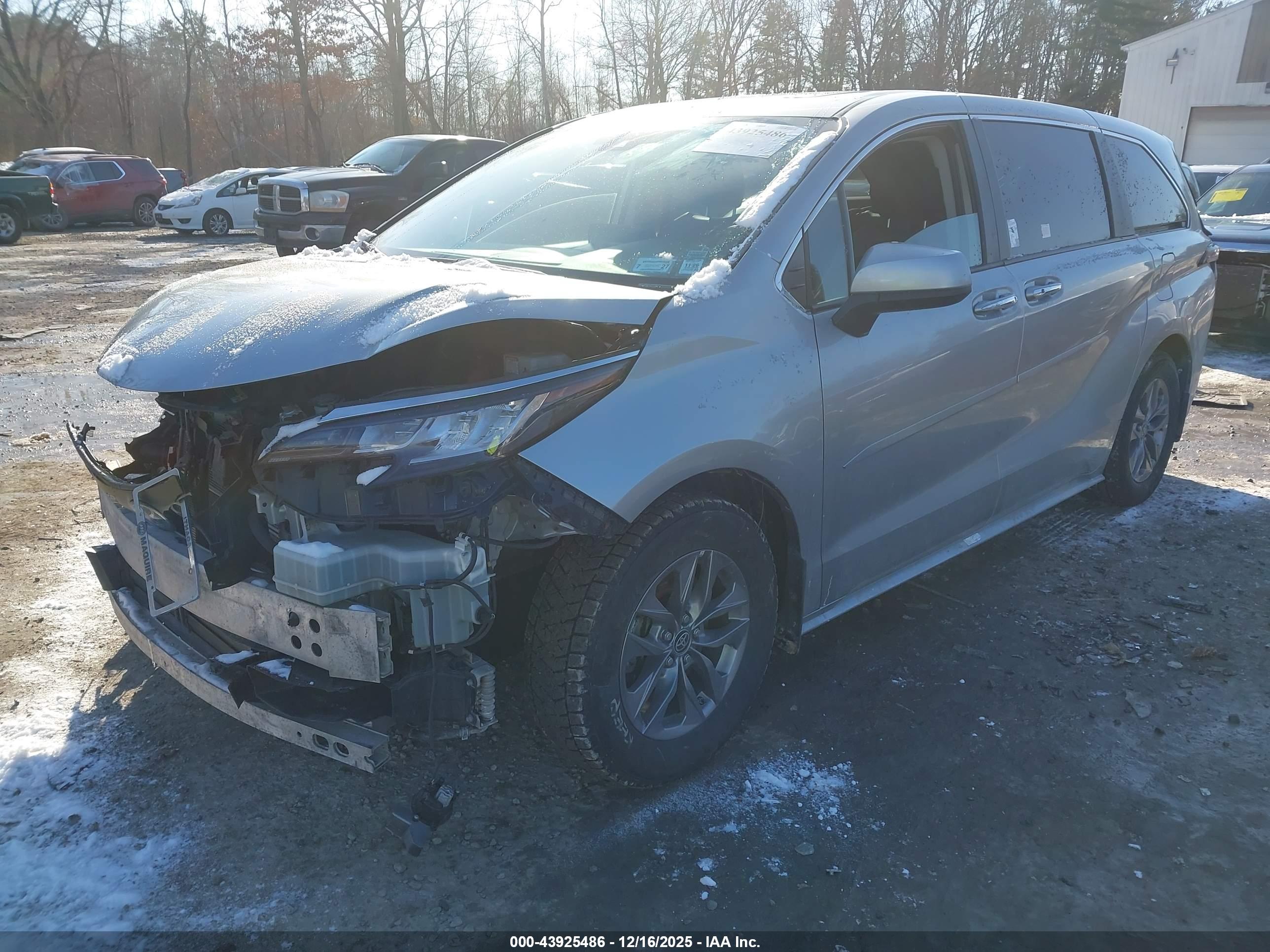 TOYOTA SIENNA image 2