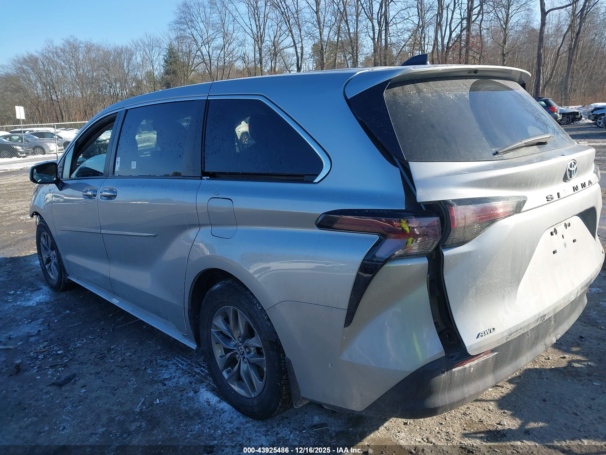 TOYOTA SIENNA image 3