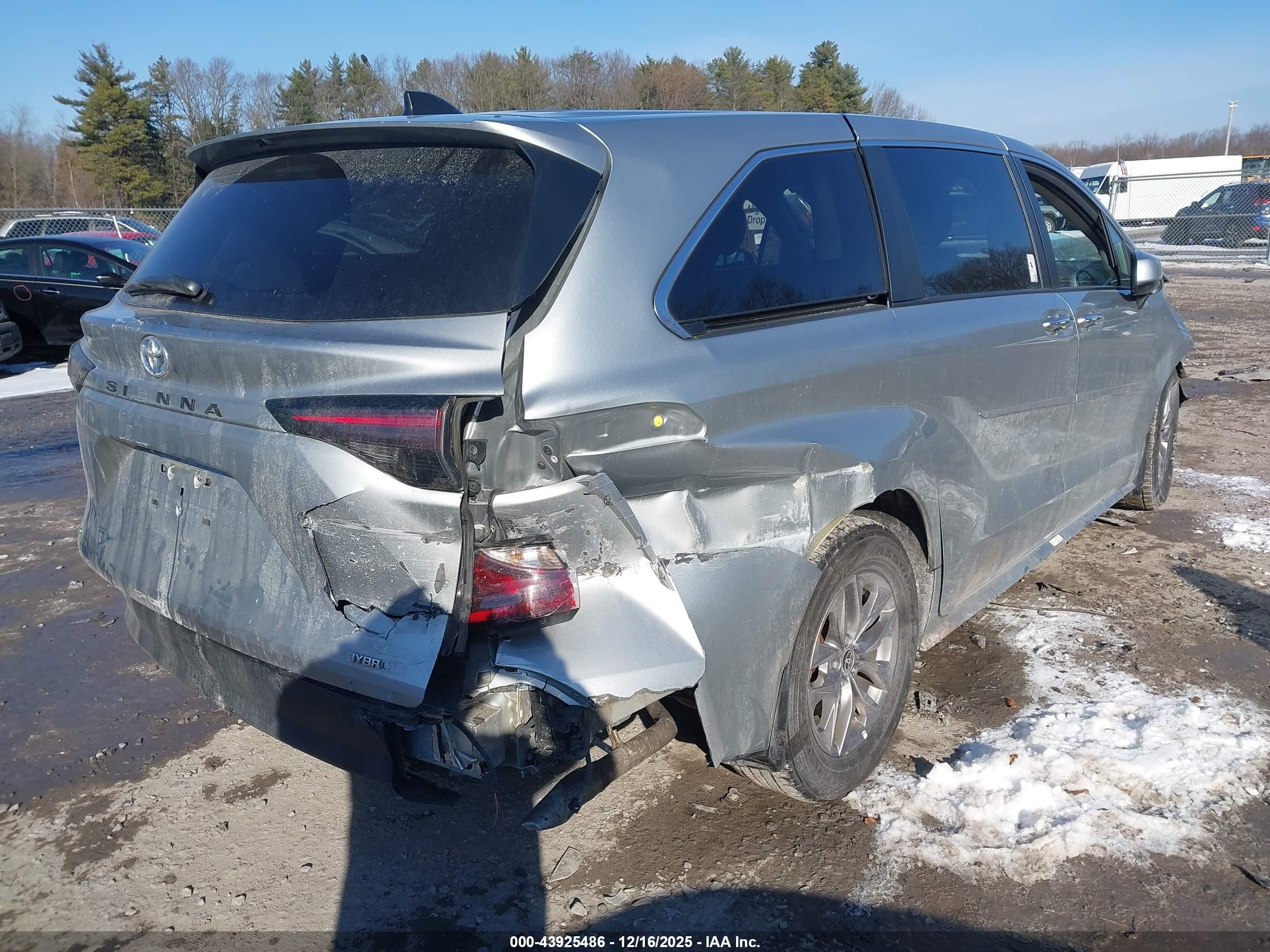 TOYOTA SIENNA image 4