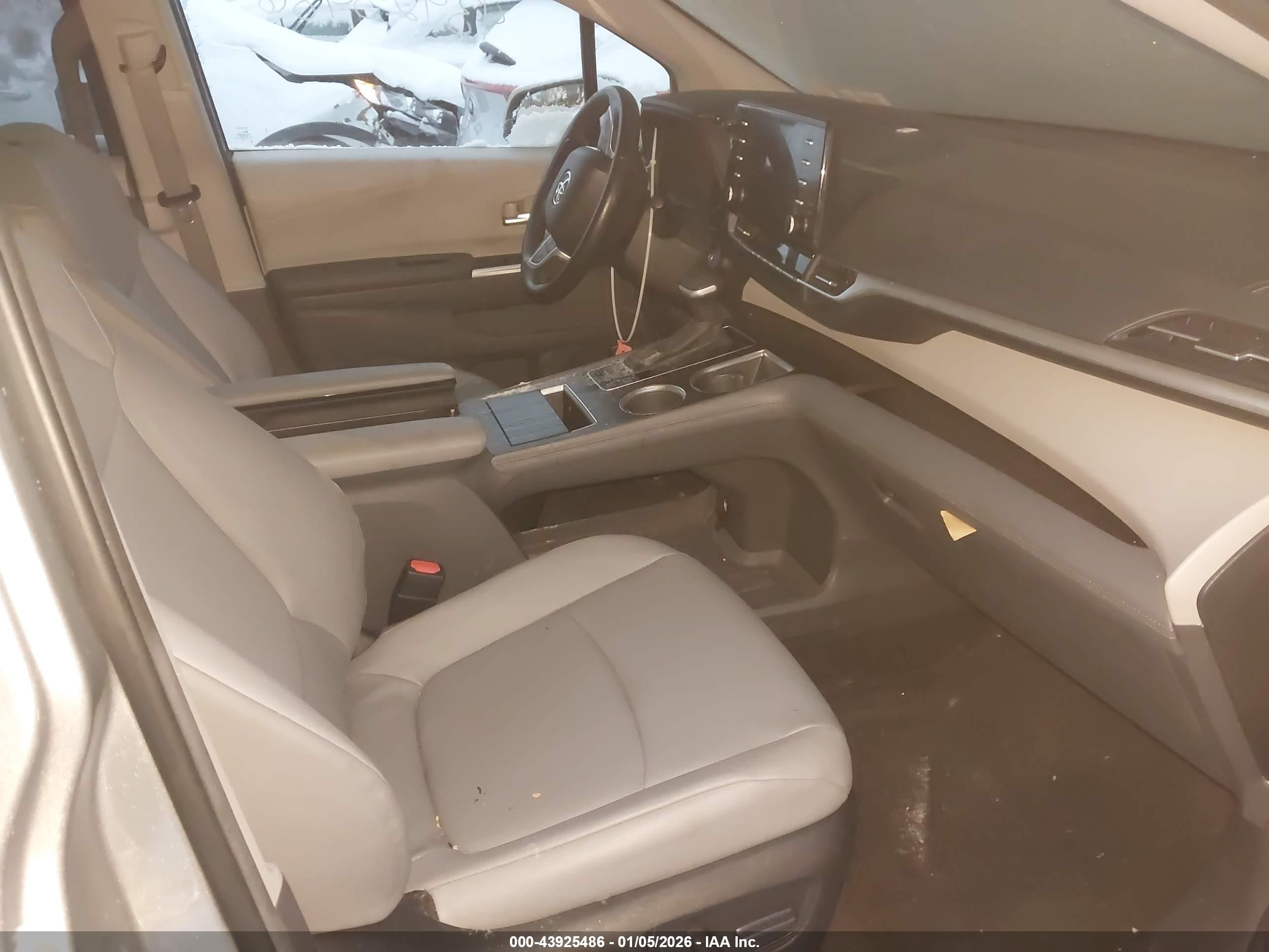 TOYOTA SIENNA image 5