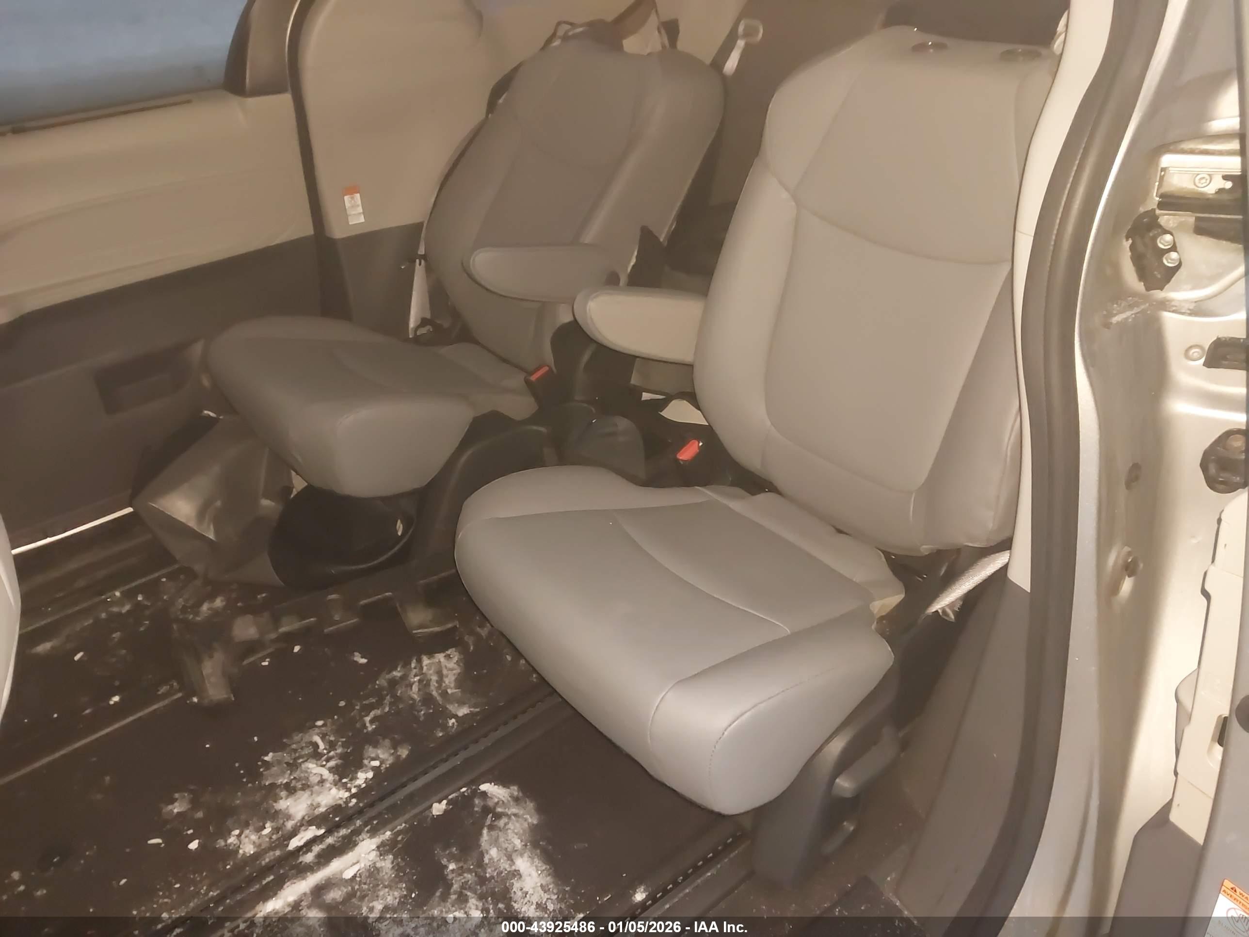 TOYOTA SIENNA image 8