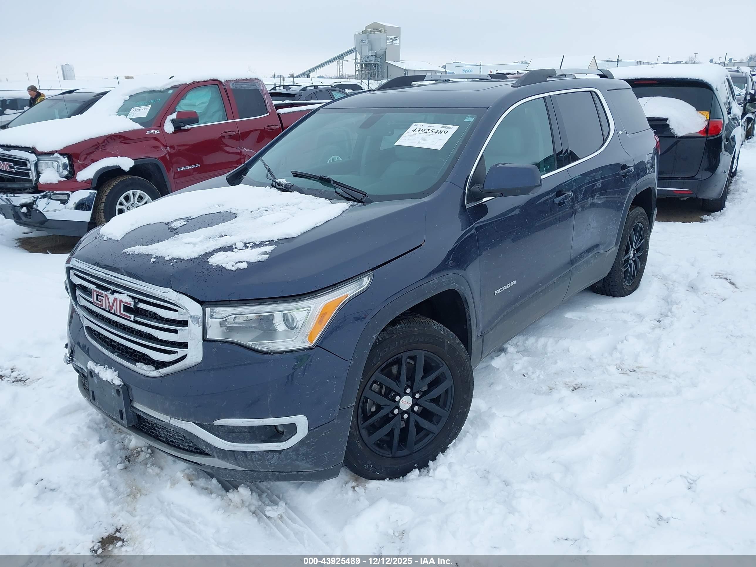 GMC ACADIA image 2
