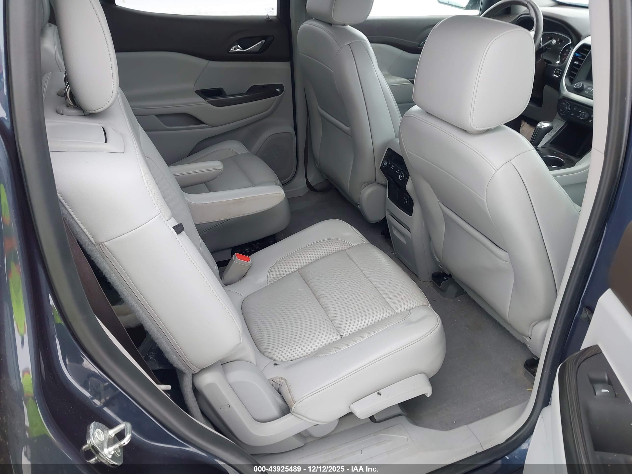 GMC ACADIA image 8