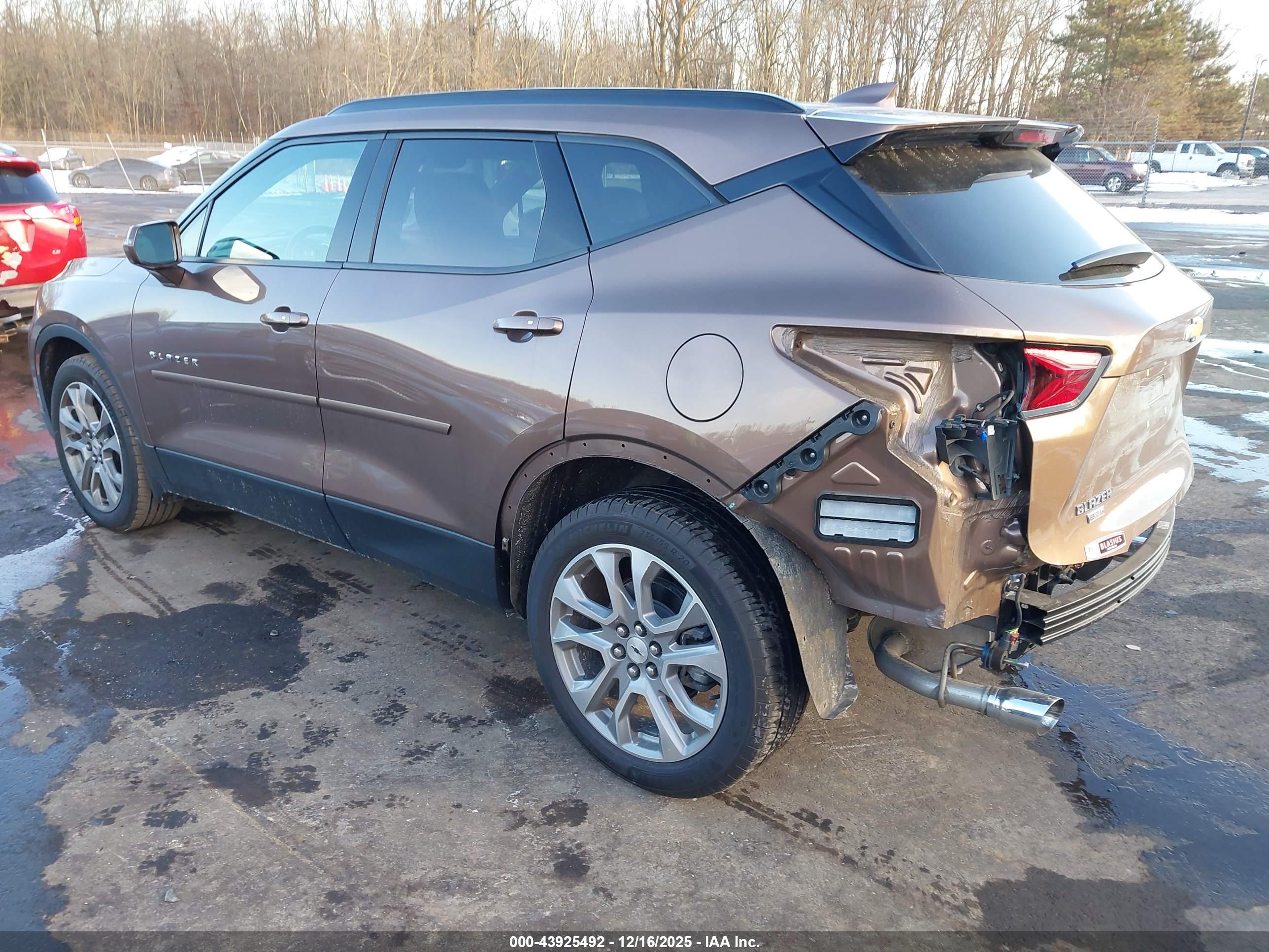 CHEVROLET BLAZER image 3