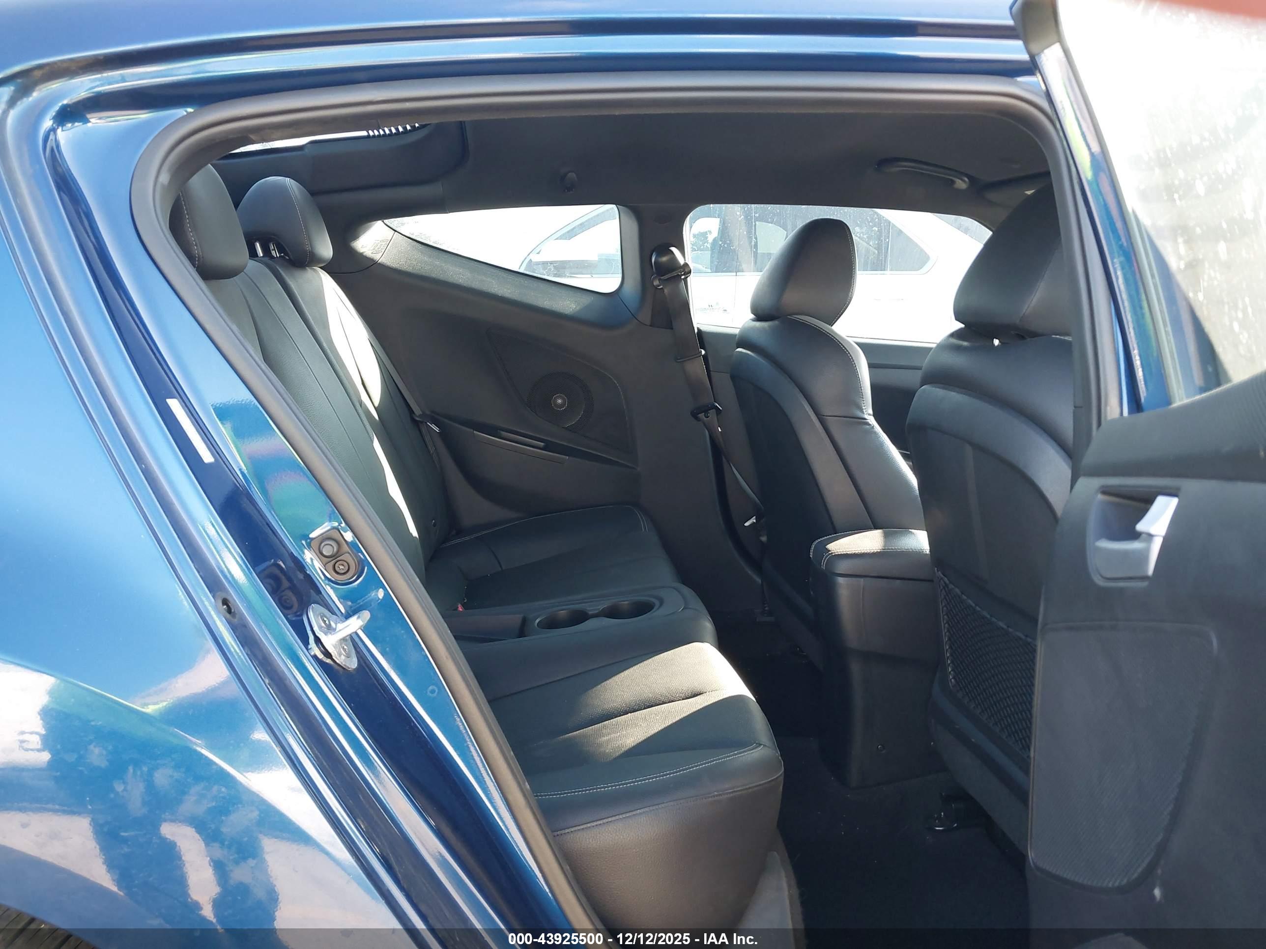 HYUNDAI VELOSTER image 8