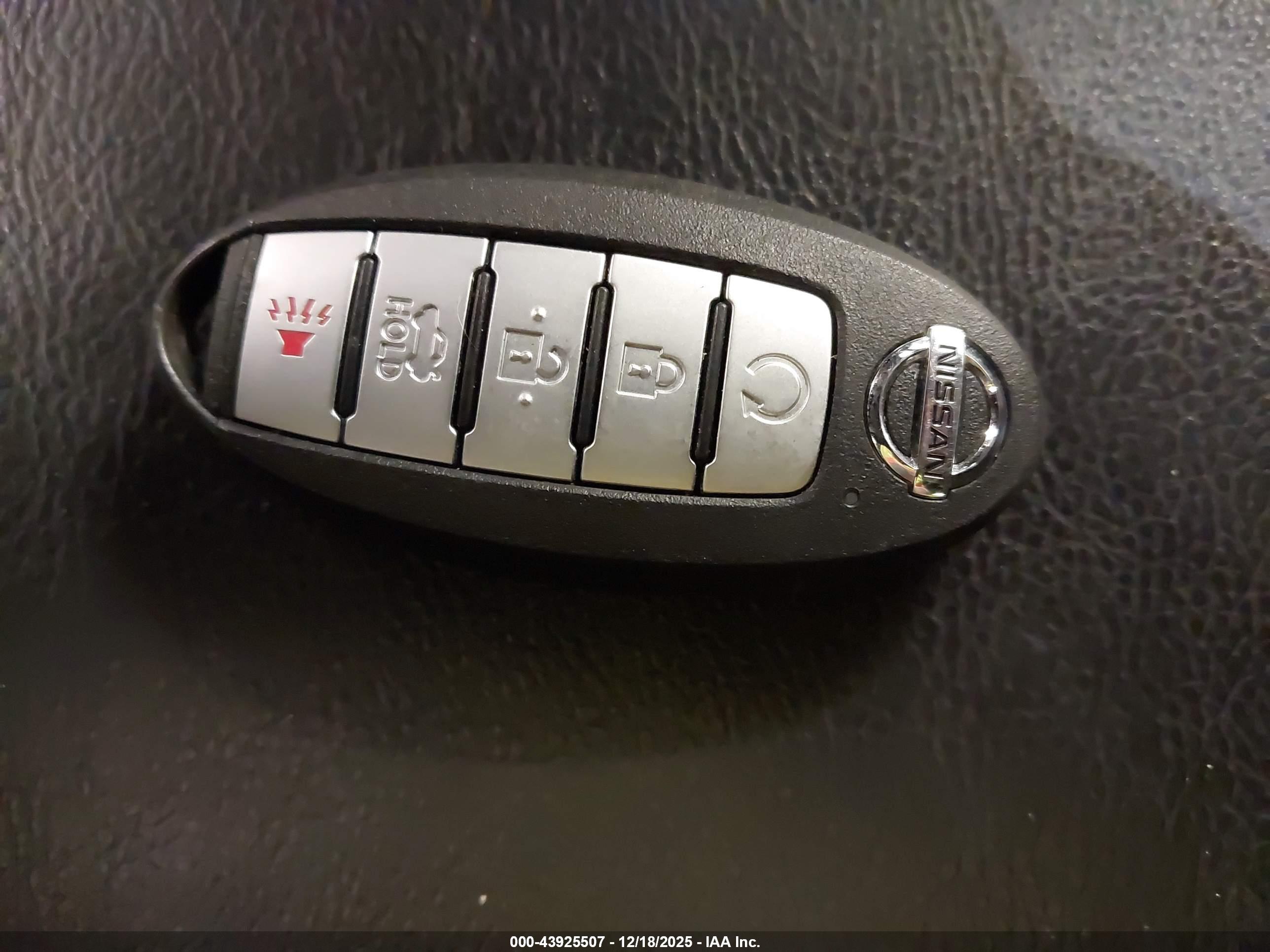 NISSAN MAXIMA image 11