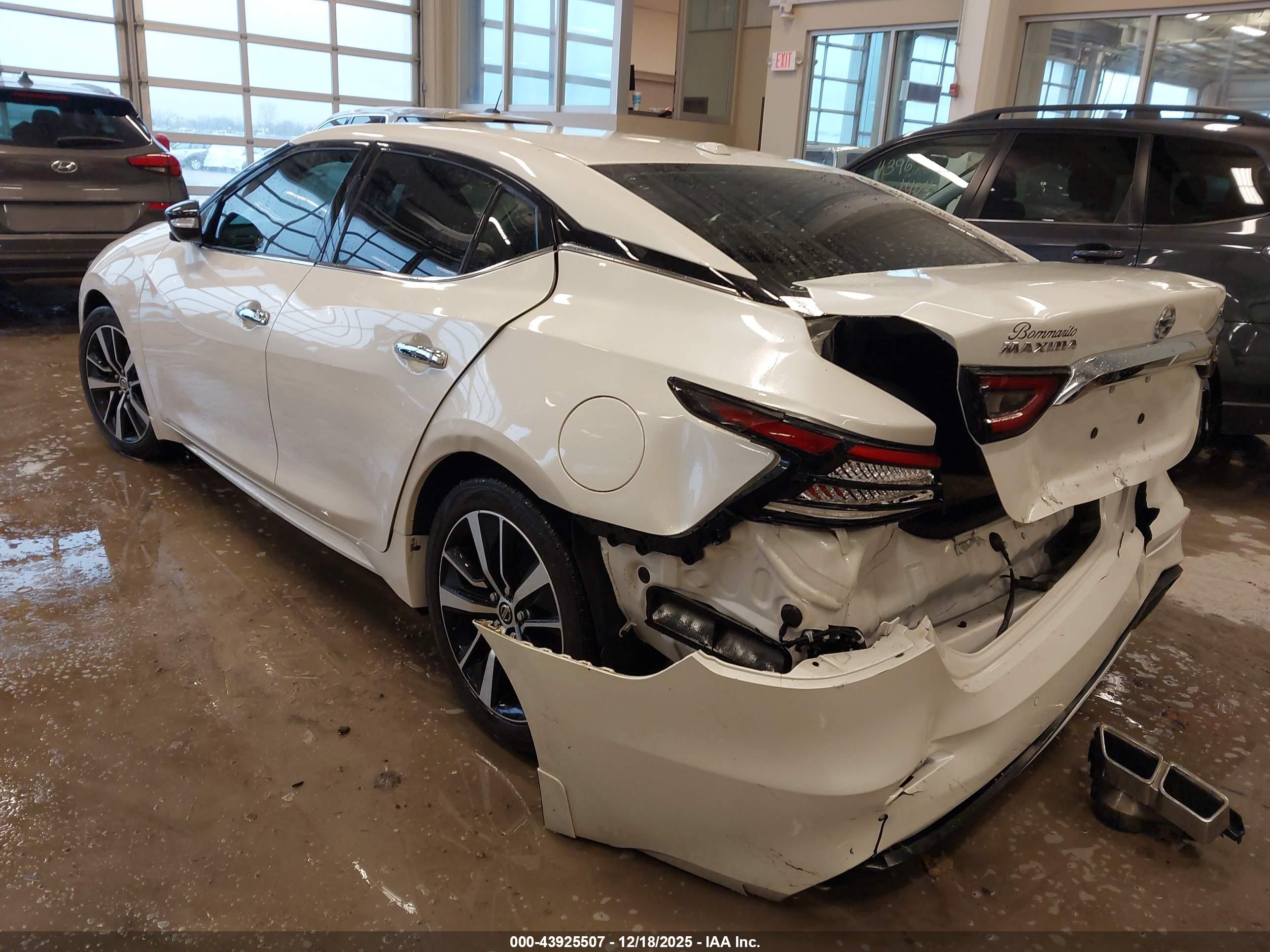 NISSAN MAXIMA image 3
