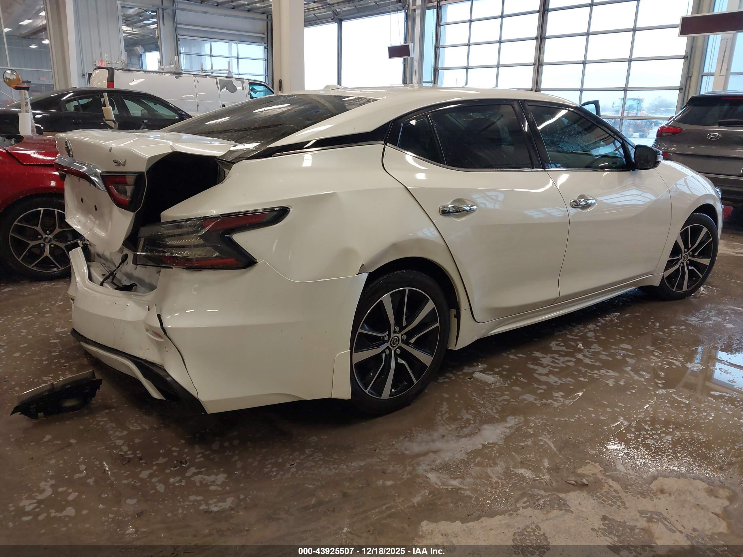 NISSAN MAXIMA image 4