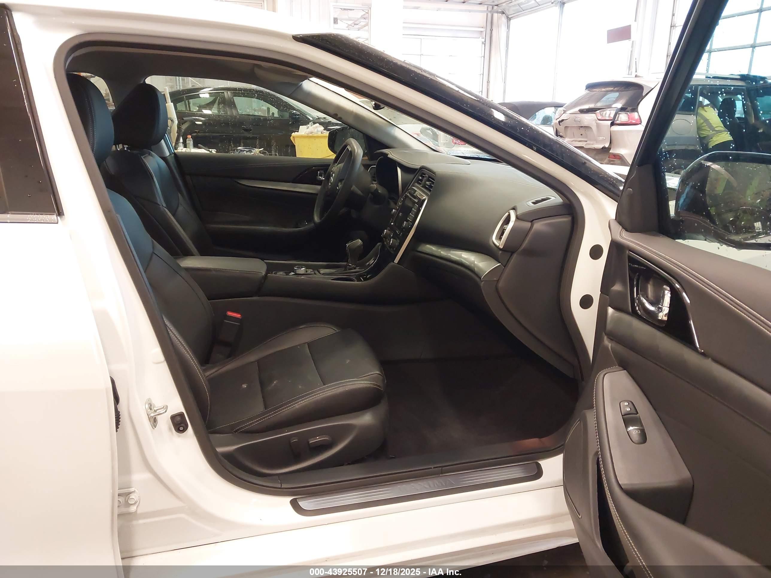 NISSAN MAXIMA image 5