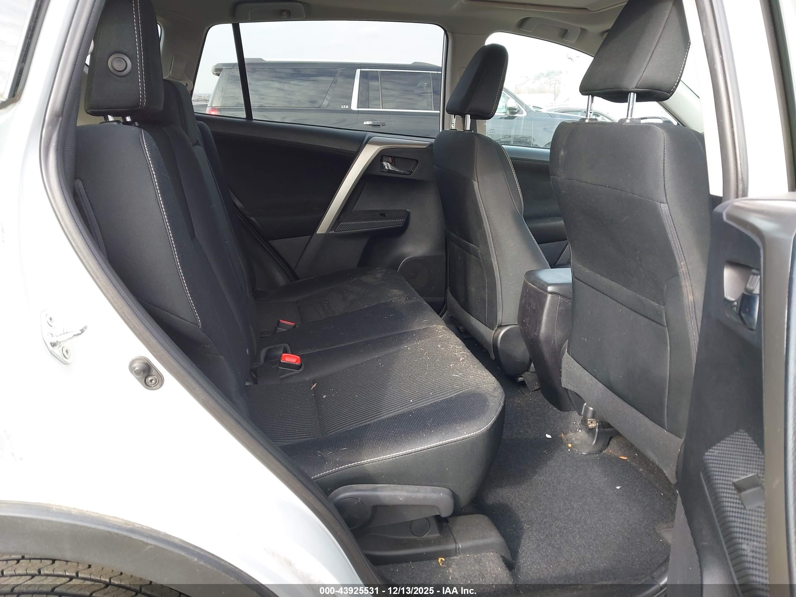 TOYOTA RAV4 image 8