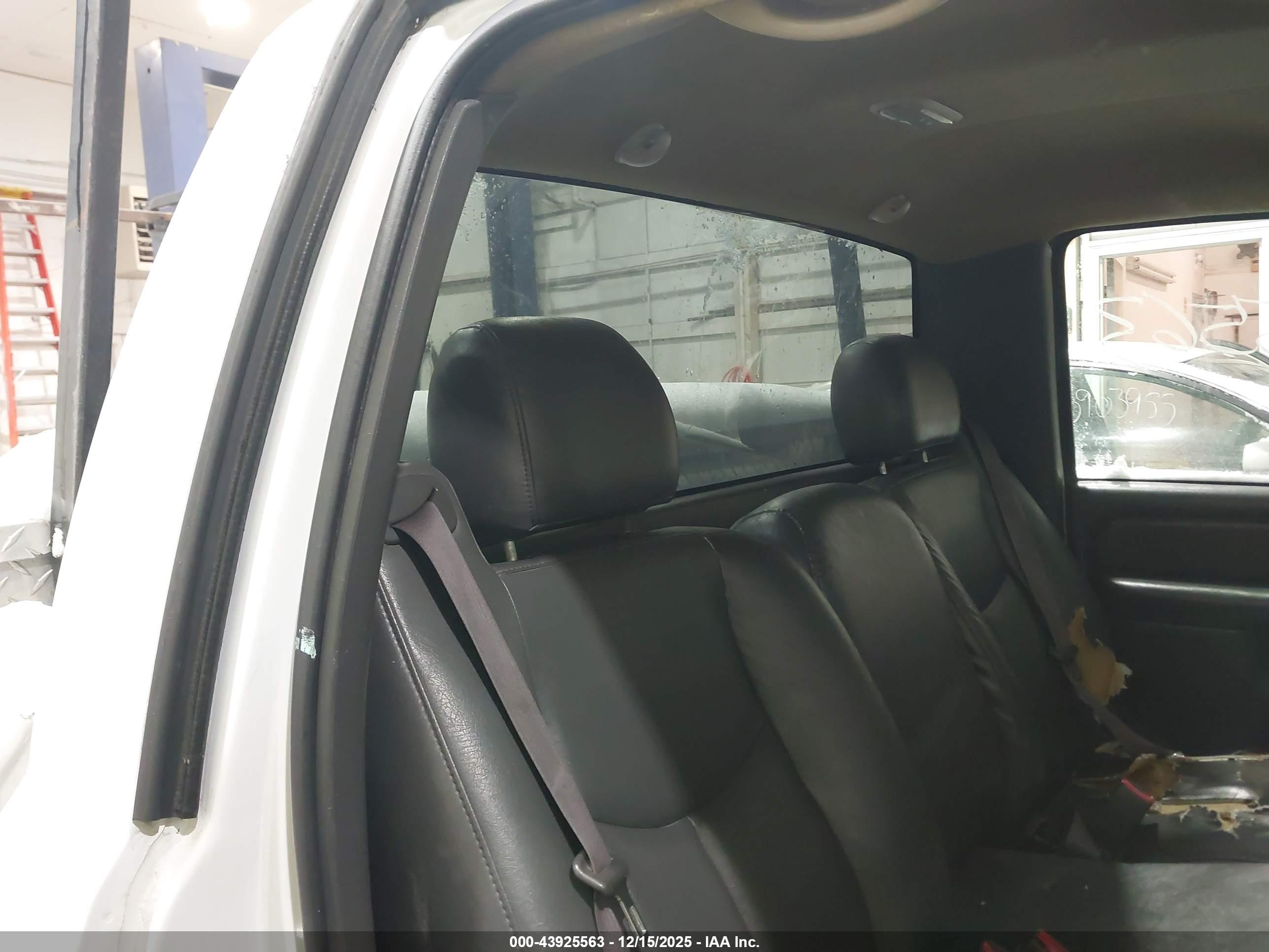 GMC SIERRA image 8