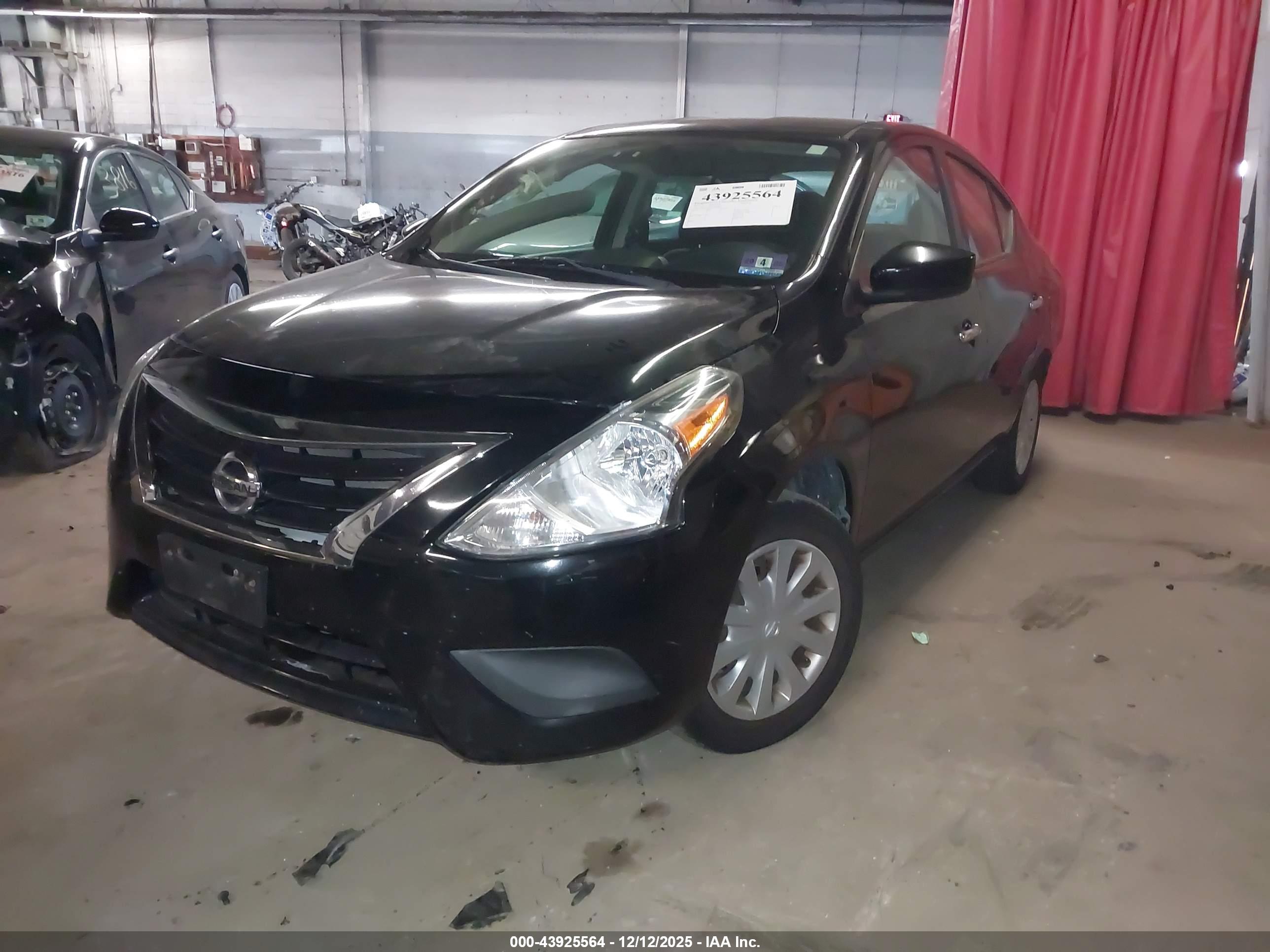 NISSAN VERSA image 2