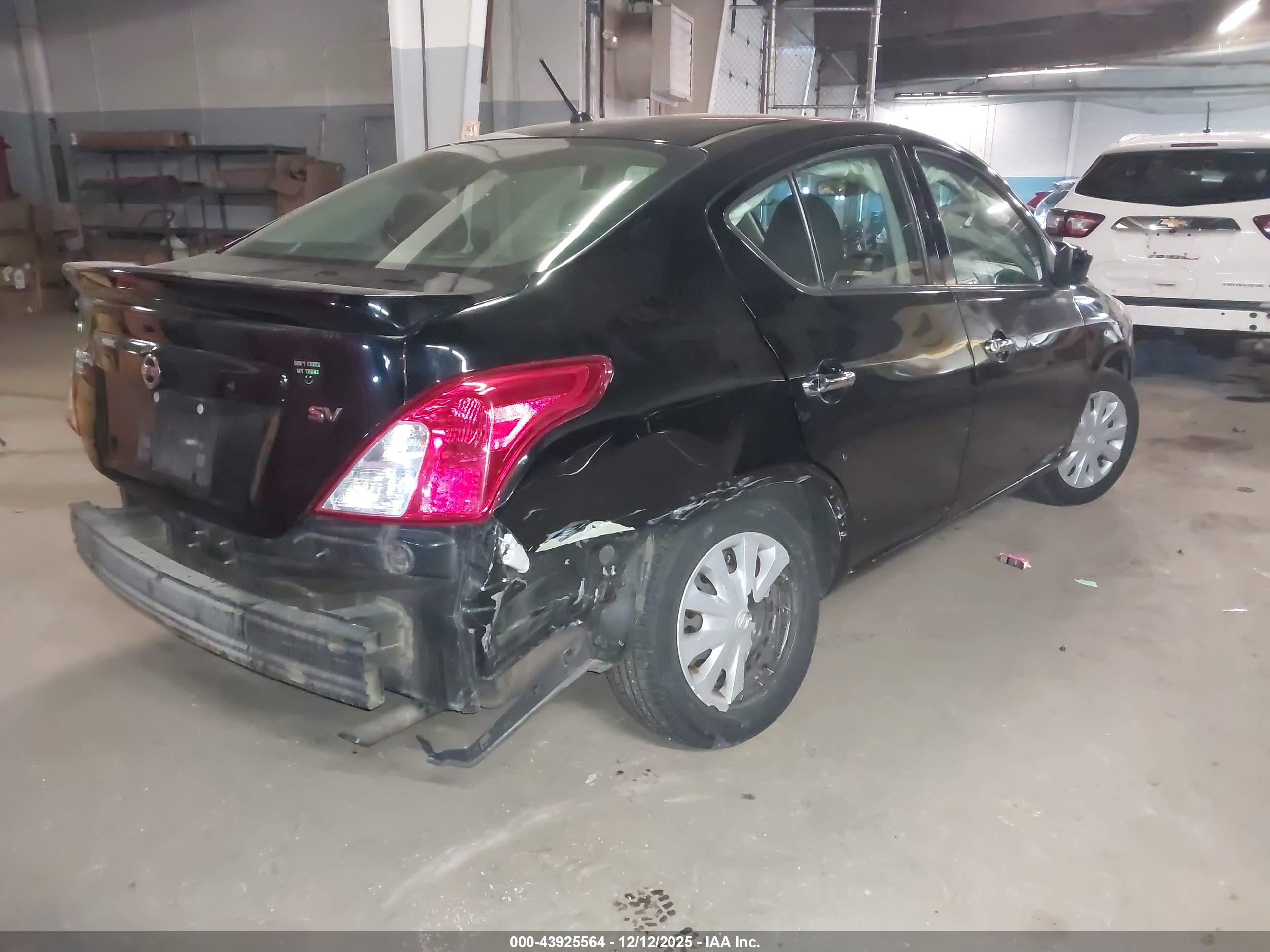 NISSAN VERSA image 4