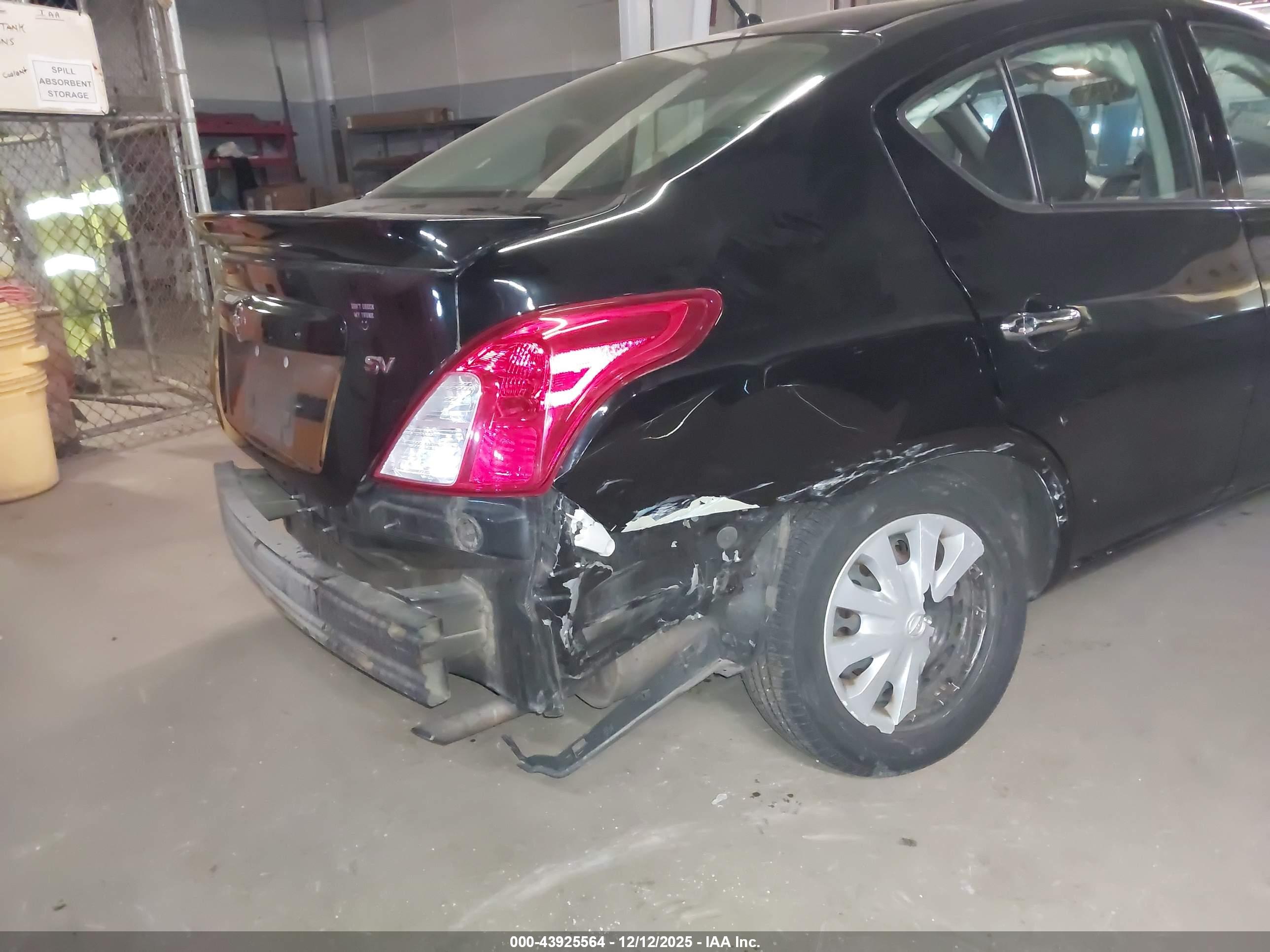 NISSAN VERSA image 6
