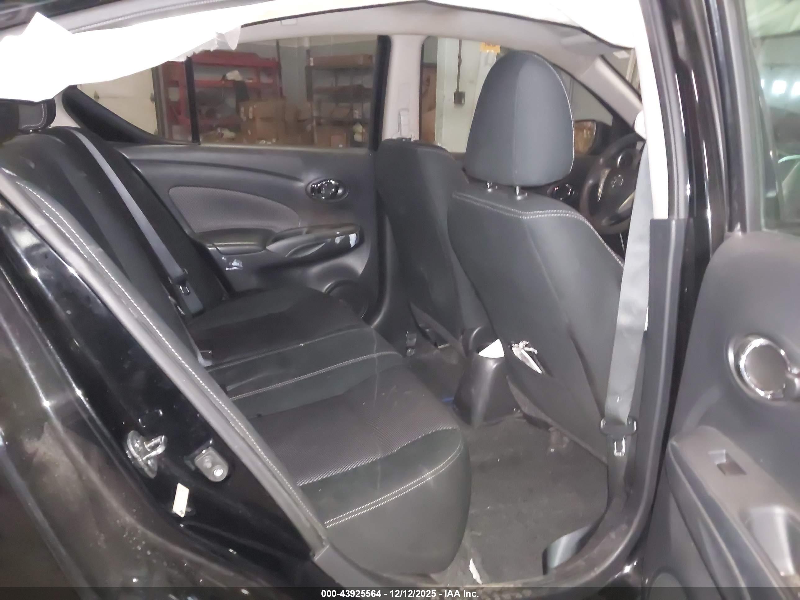 NISSAN VERSA image 8